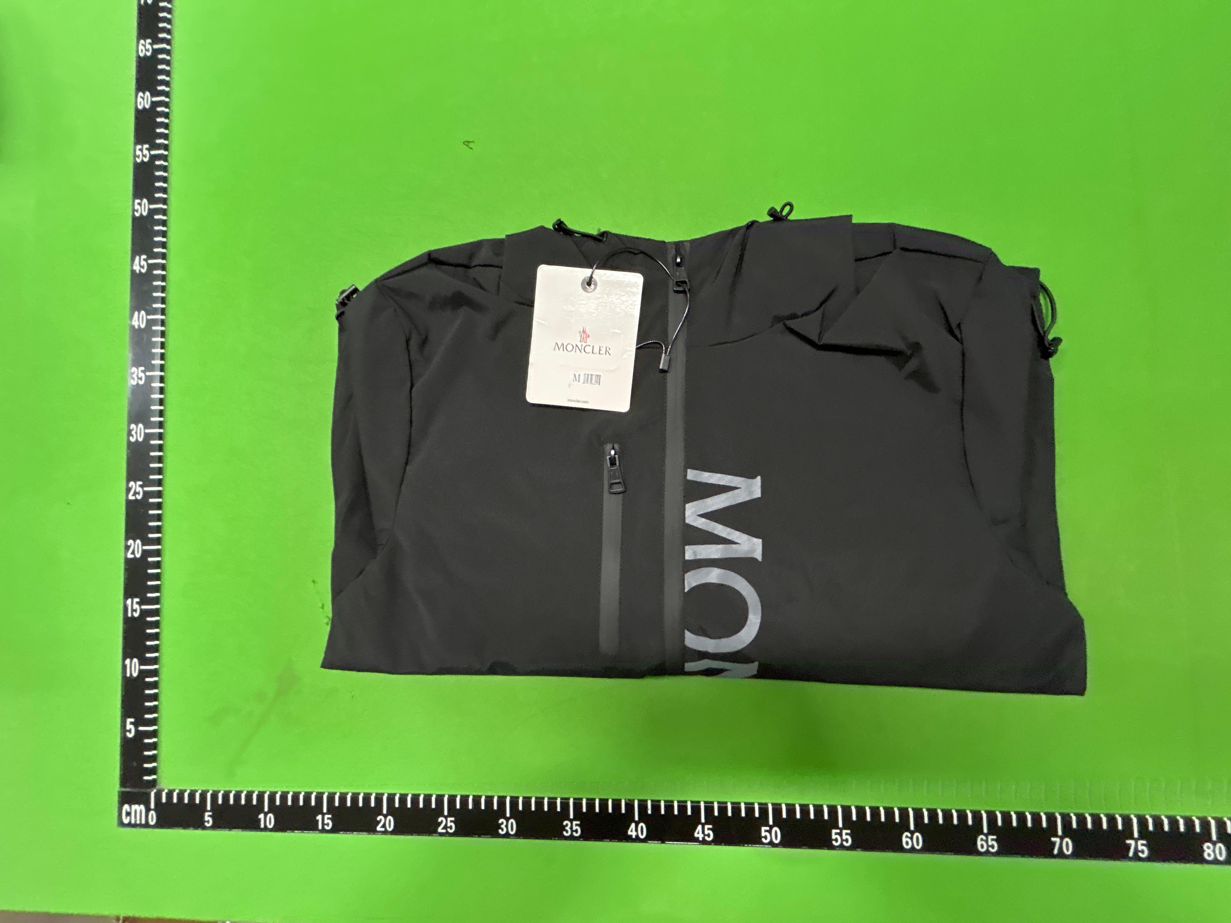Foto QC 1 de Moncler Tricolor Trim Felt Logo Polo Shirt Grey