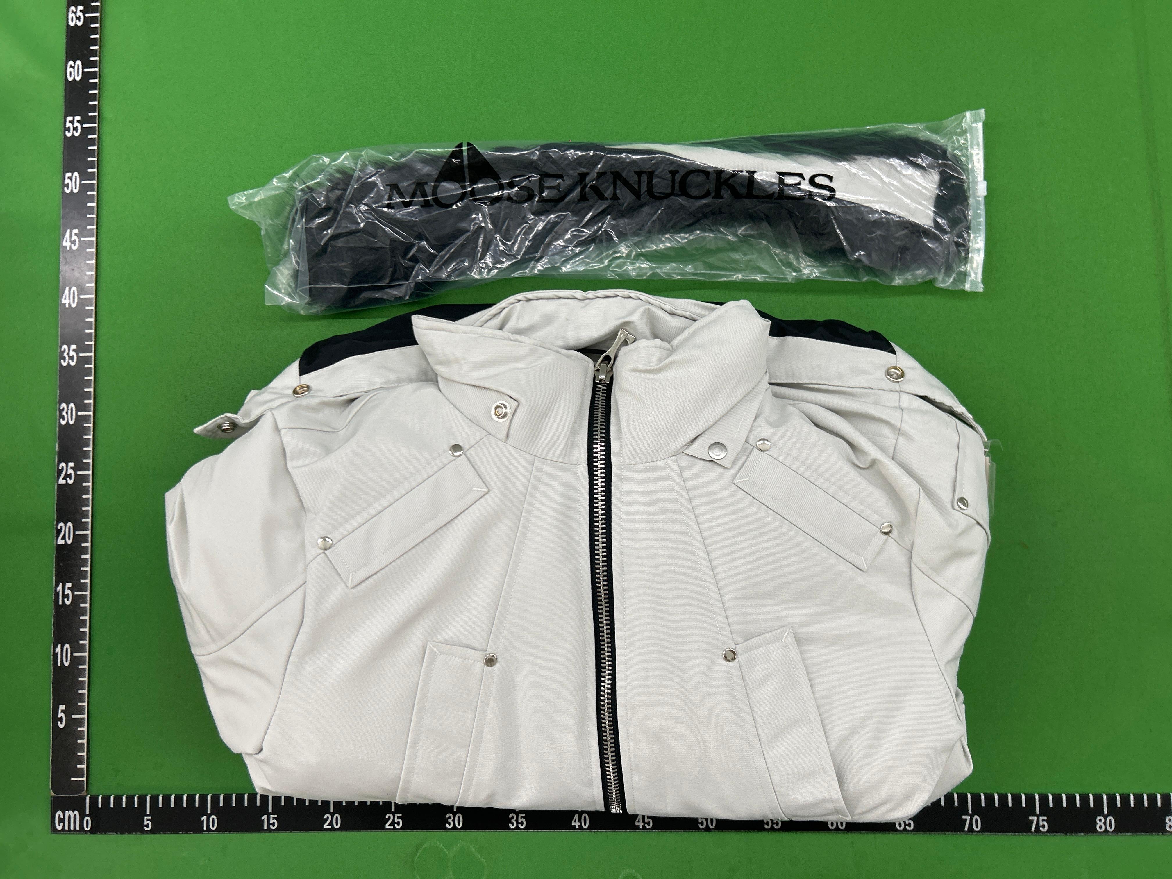 Foto QC 1 de Moose Knuckles Debbie Down Bomber Jacket Fox Fur Alabaster Black