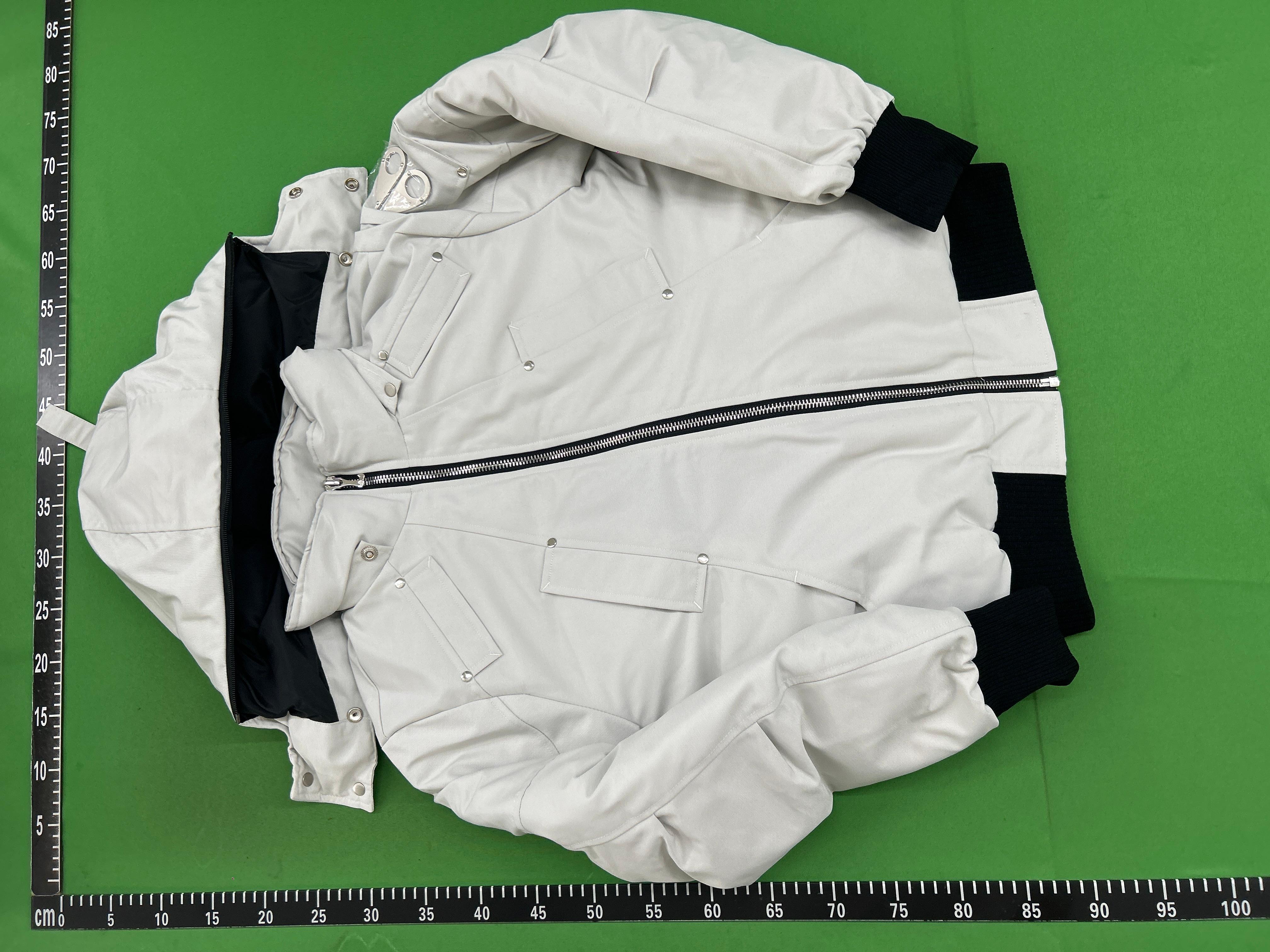 Foto QC 2 de Moose Knuckles Debbie Down Bomber Jacket Fox Fur Alabaster Black