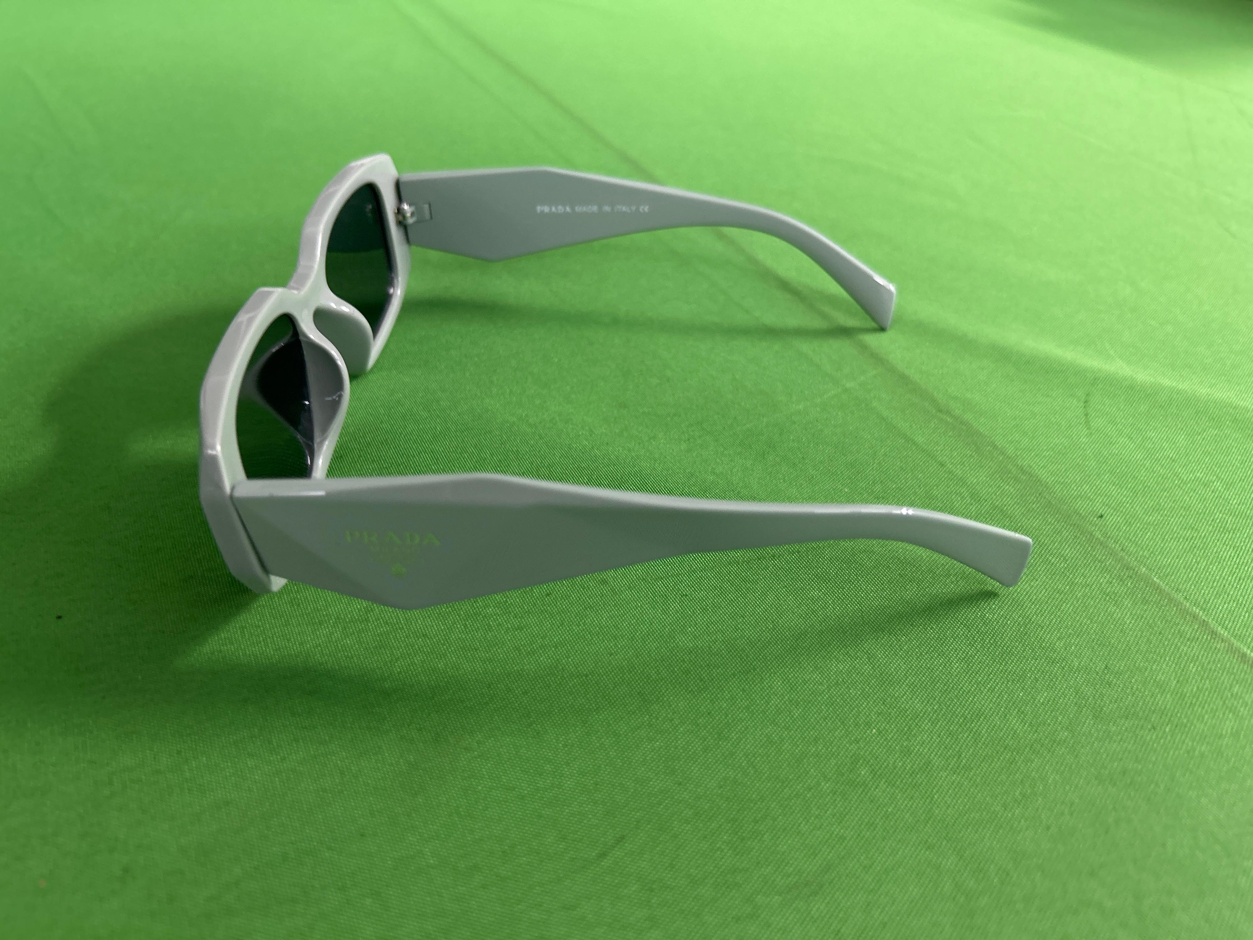 Foto QC 2 de Prada Symbole Rectangle-Frame Acetate Sunglasses Black Grey (PR 17WS)