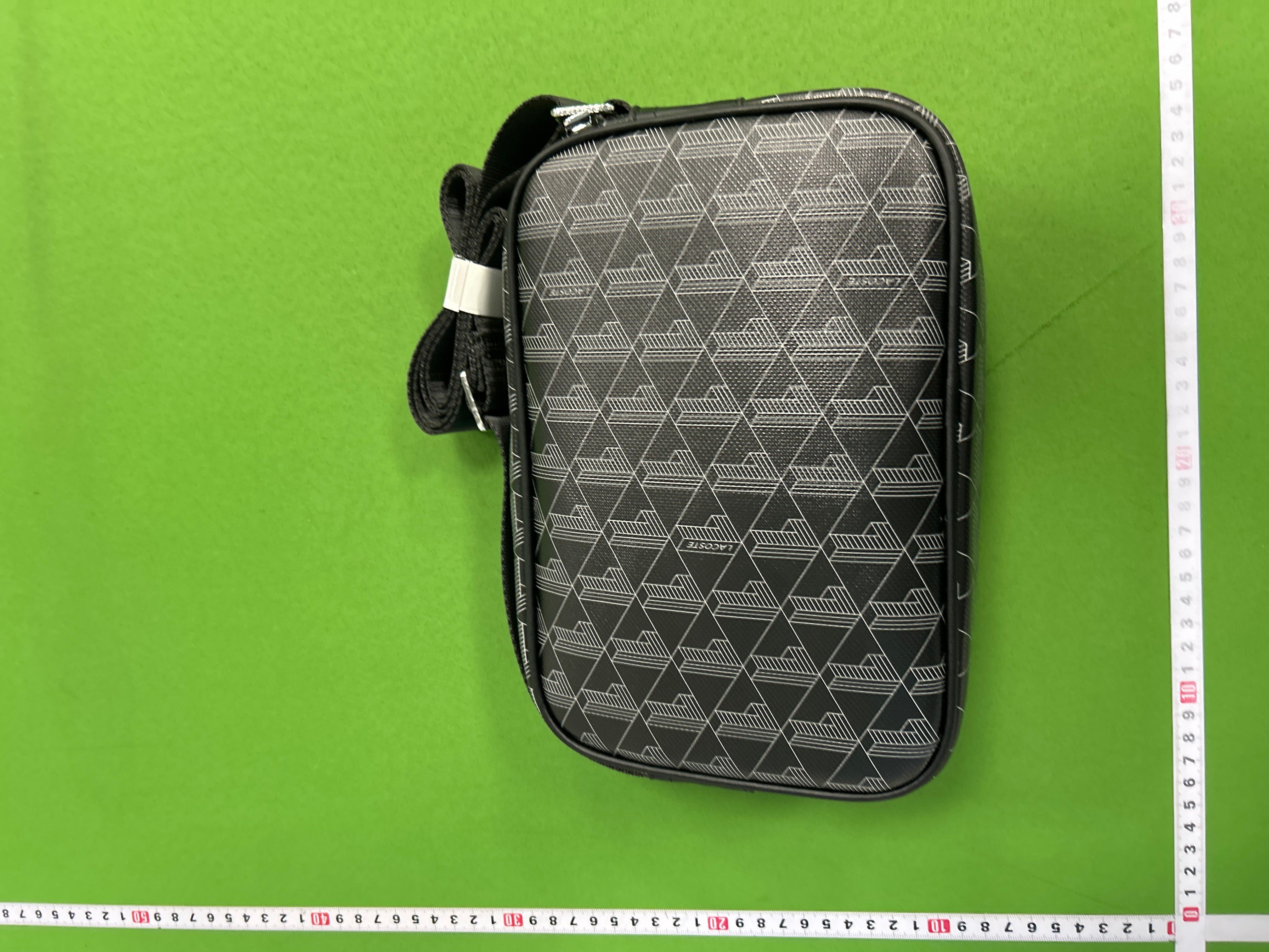 Foto QC 2 de Lacoste The Blend Monogram Crossbody Bag Small Black