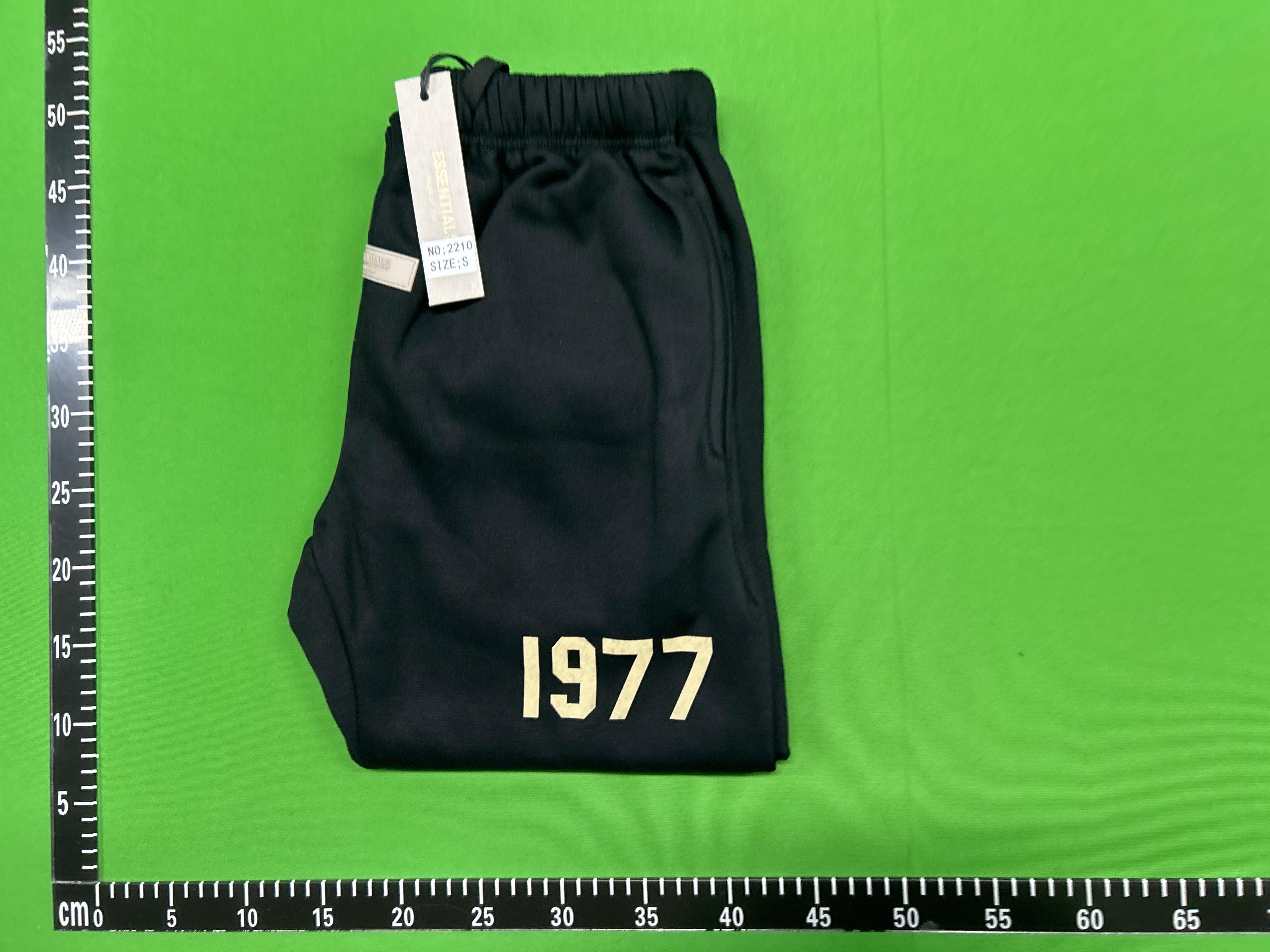 Foto QC 6 de Fear of God Essentials 1977 Set 2-Piece Black