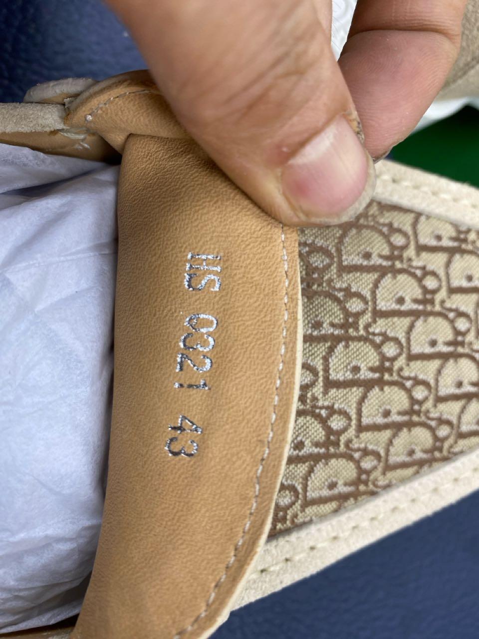 Foto QC 3 de Dior Loafers Suede Logo Plaque Beige