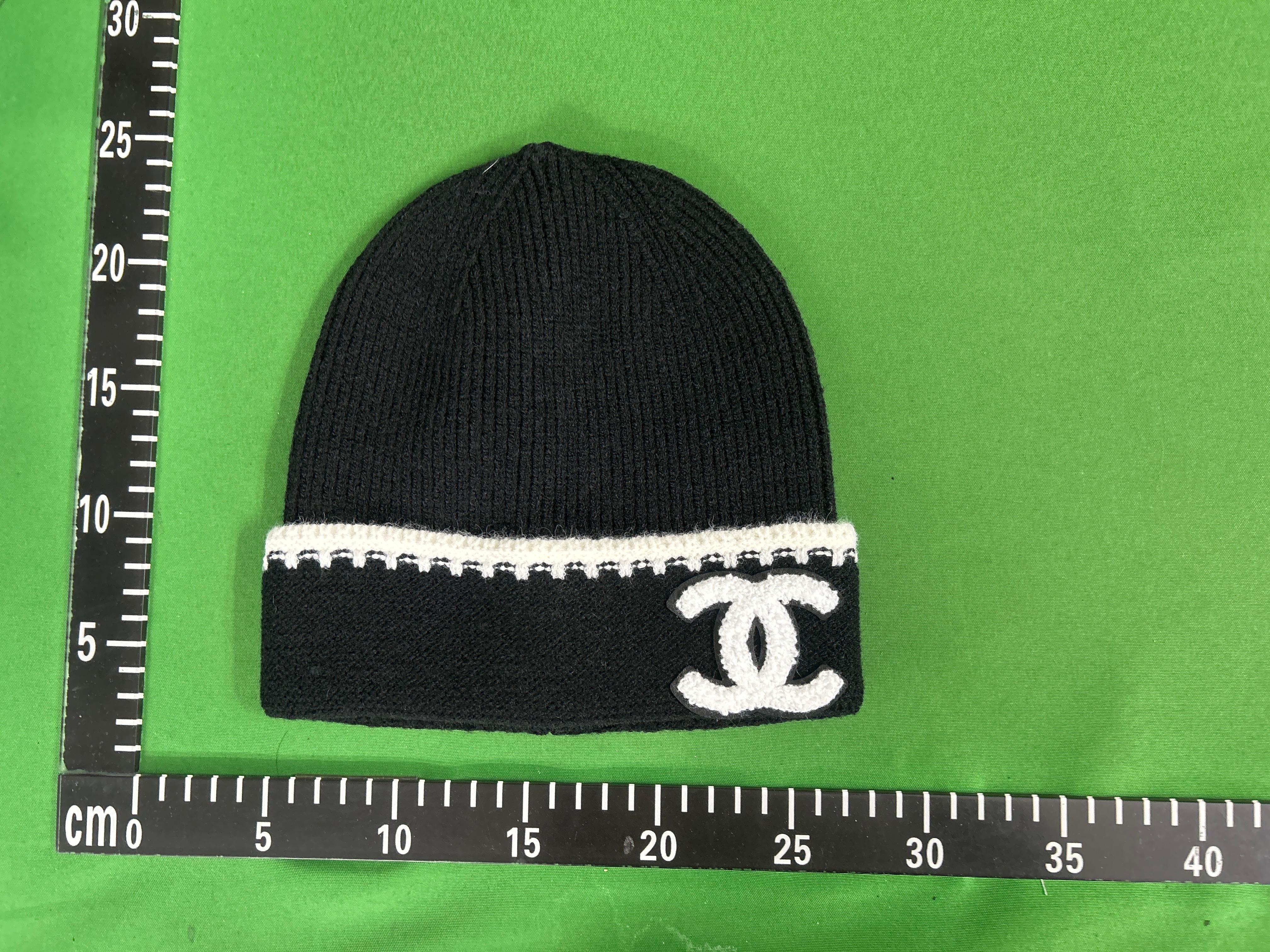 Foto QC 3 de Chanel Logo Beanie Black White