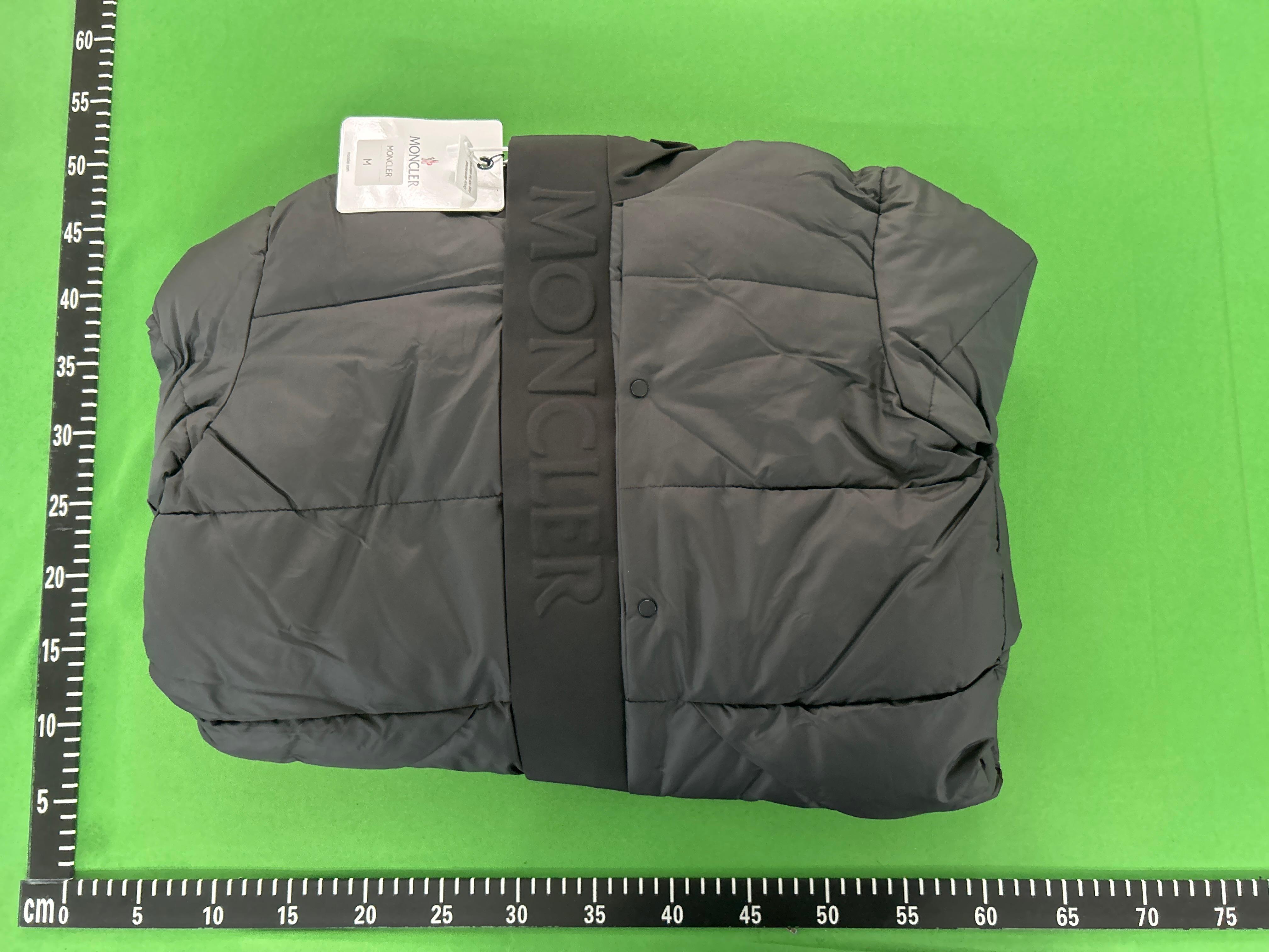Foto QC 1 de Moncler Puffer Jacket Fur Trimmed Hood Black