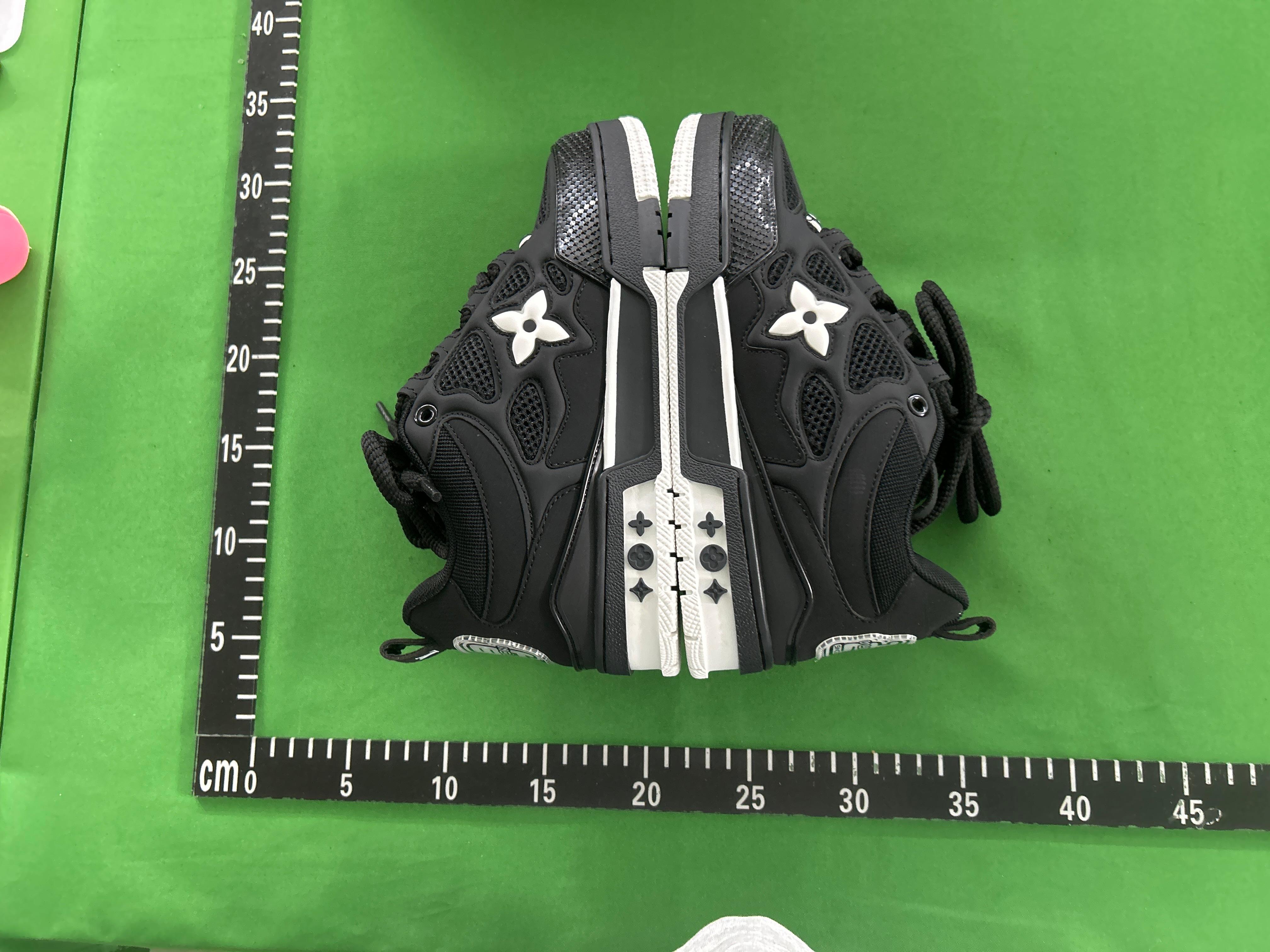 Foto QC 5 de Louis Vuitton LV Skate Low Black Swarovski Monogram 1ABMHV