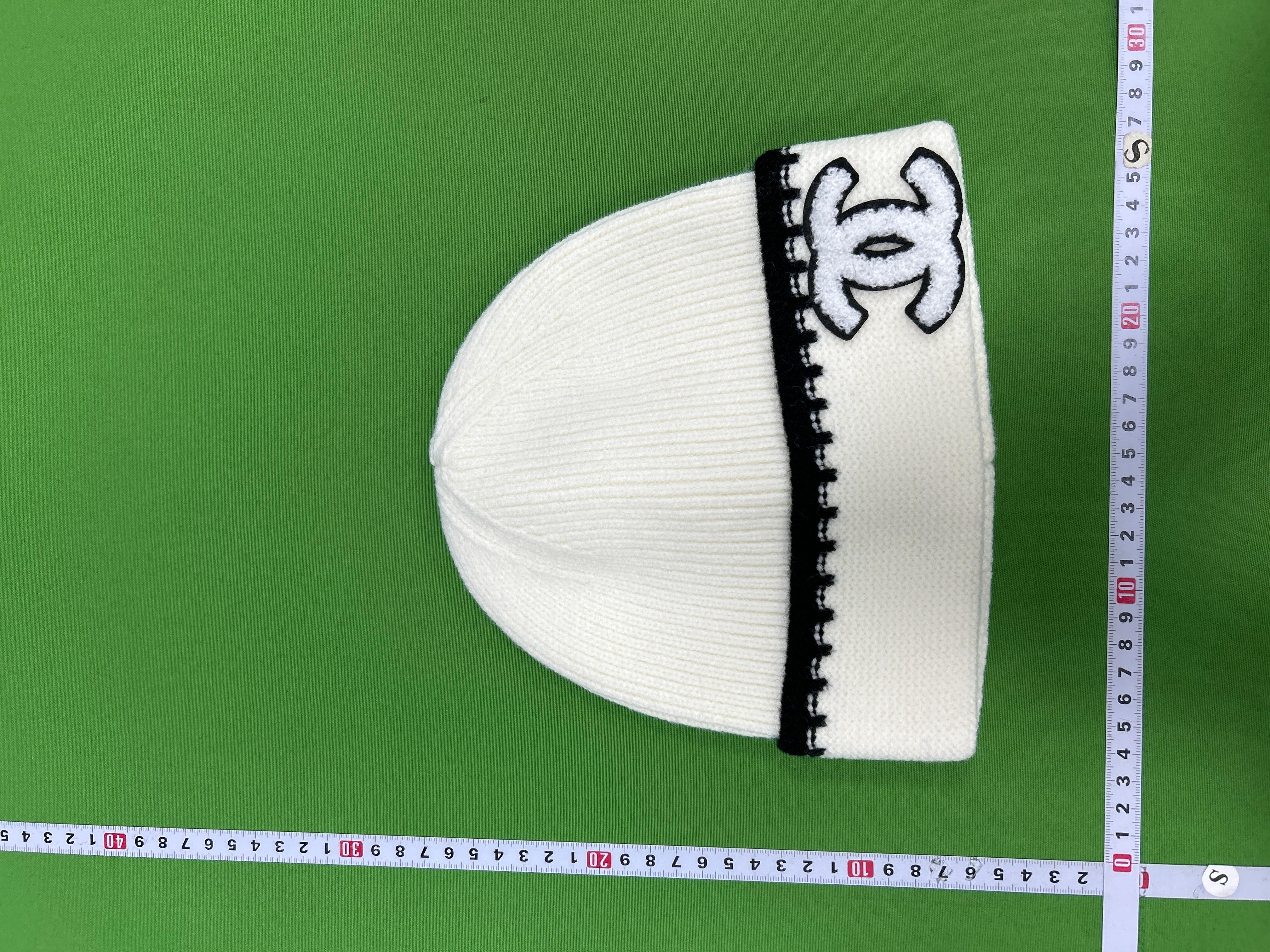 Foto QC 5 de Chanel Logo Beanie Black White