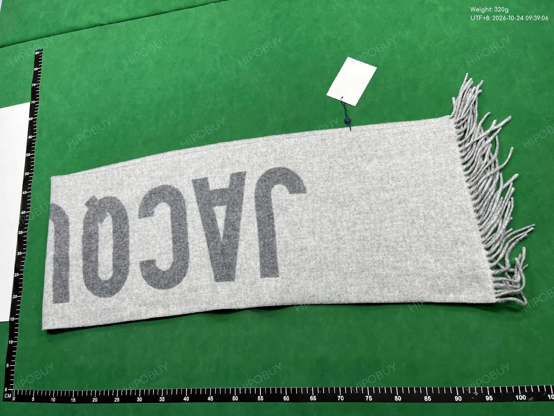 Foto QC 8 de Jacquemus Logo Scarf Beige