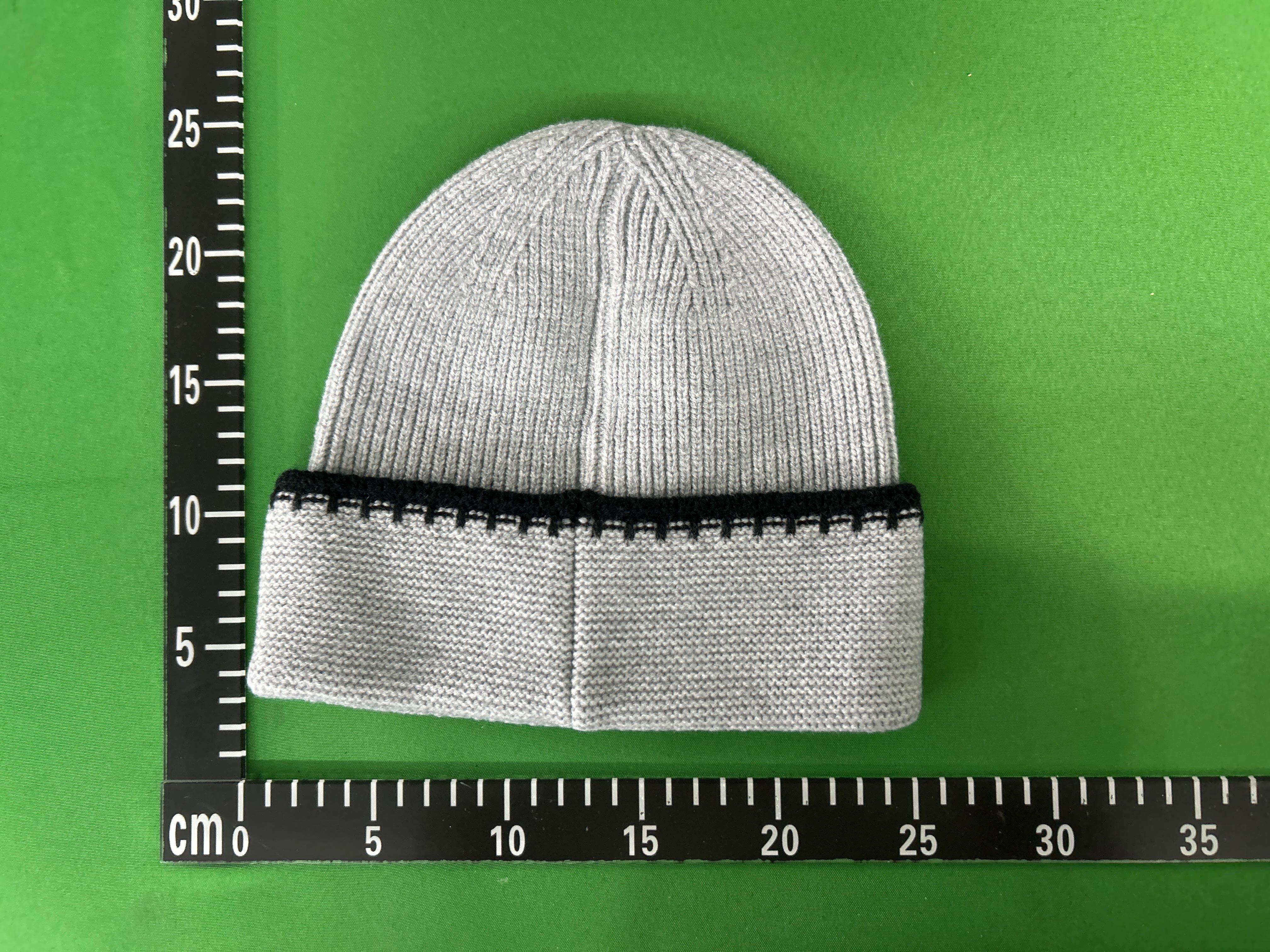 Foto QC 2 de Chanel Logo Beanie Black White