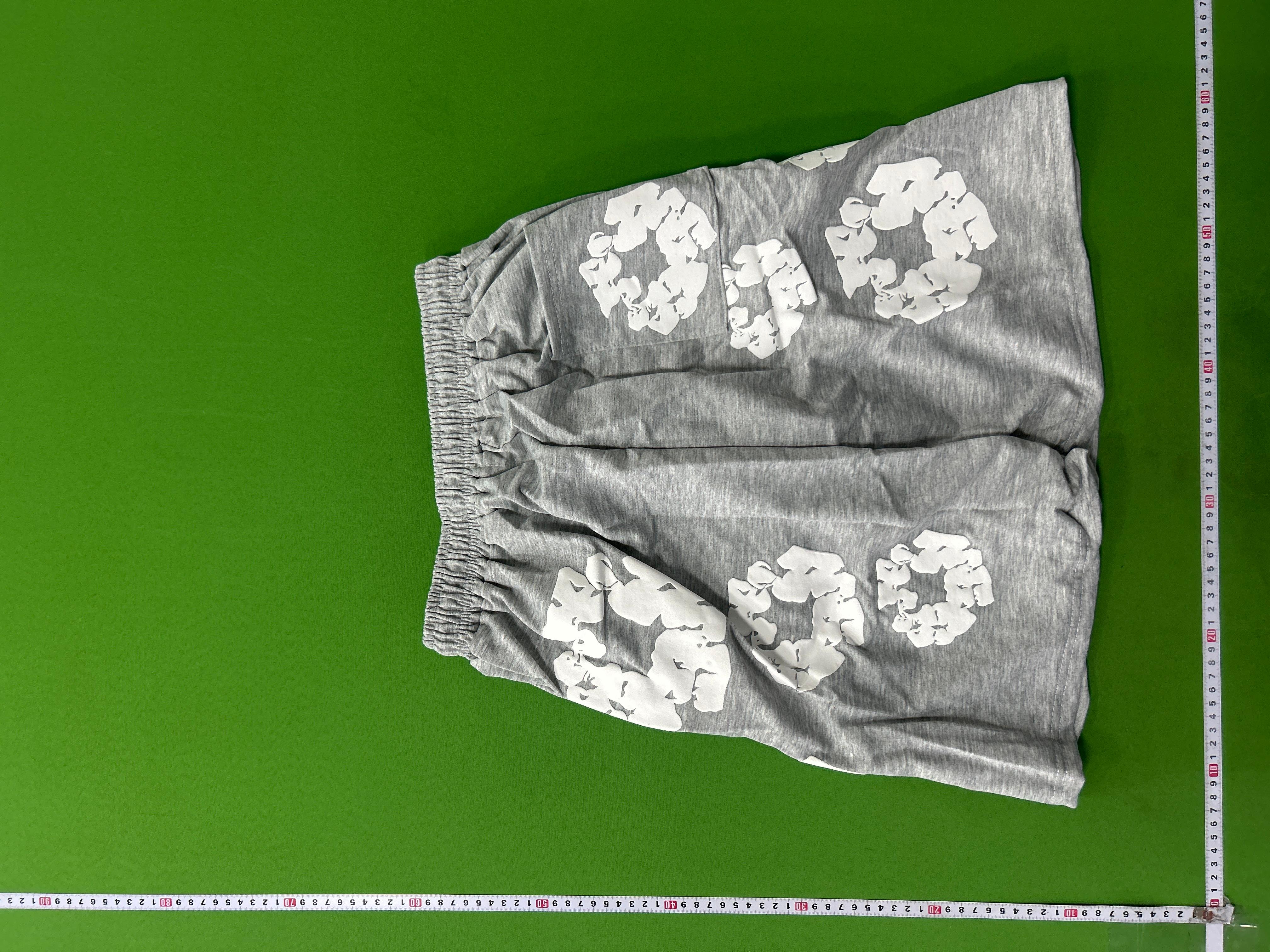 Foto QC 6 de Denim Tears Cotton Wreath Sweat Shorts Puff Print Grey