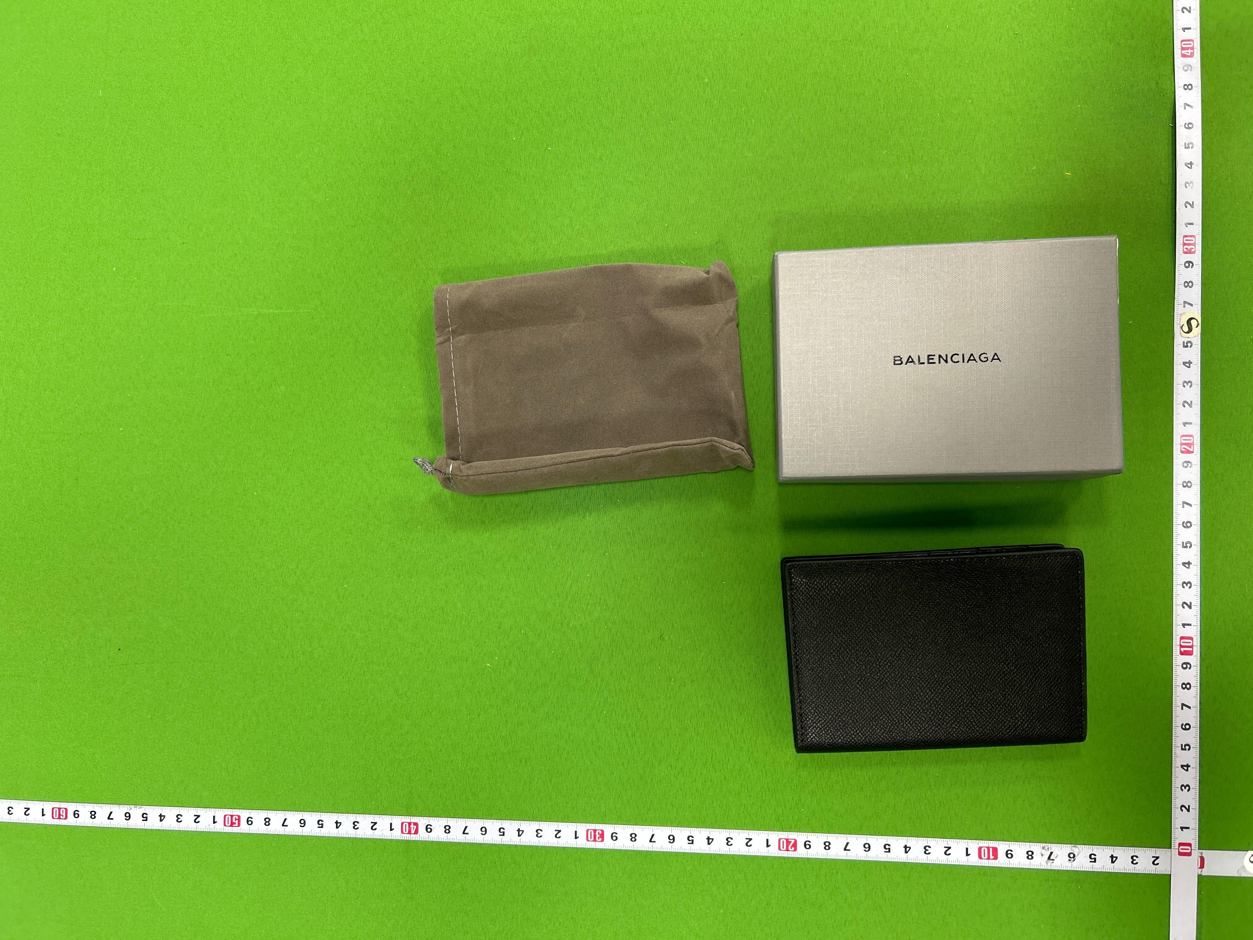 Foto QC 1 de Balenciaga Crest Passport Holder Leather Burgundy