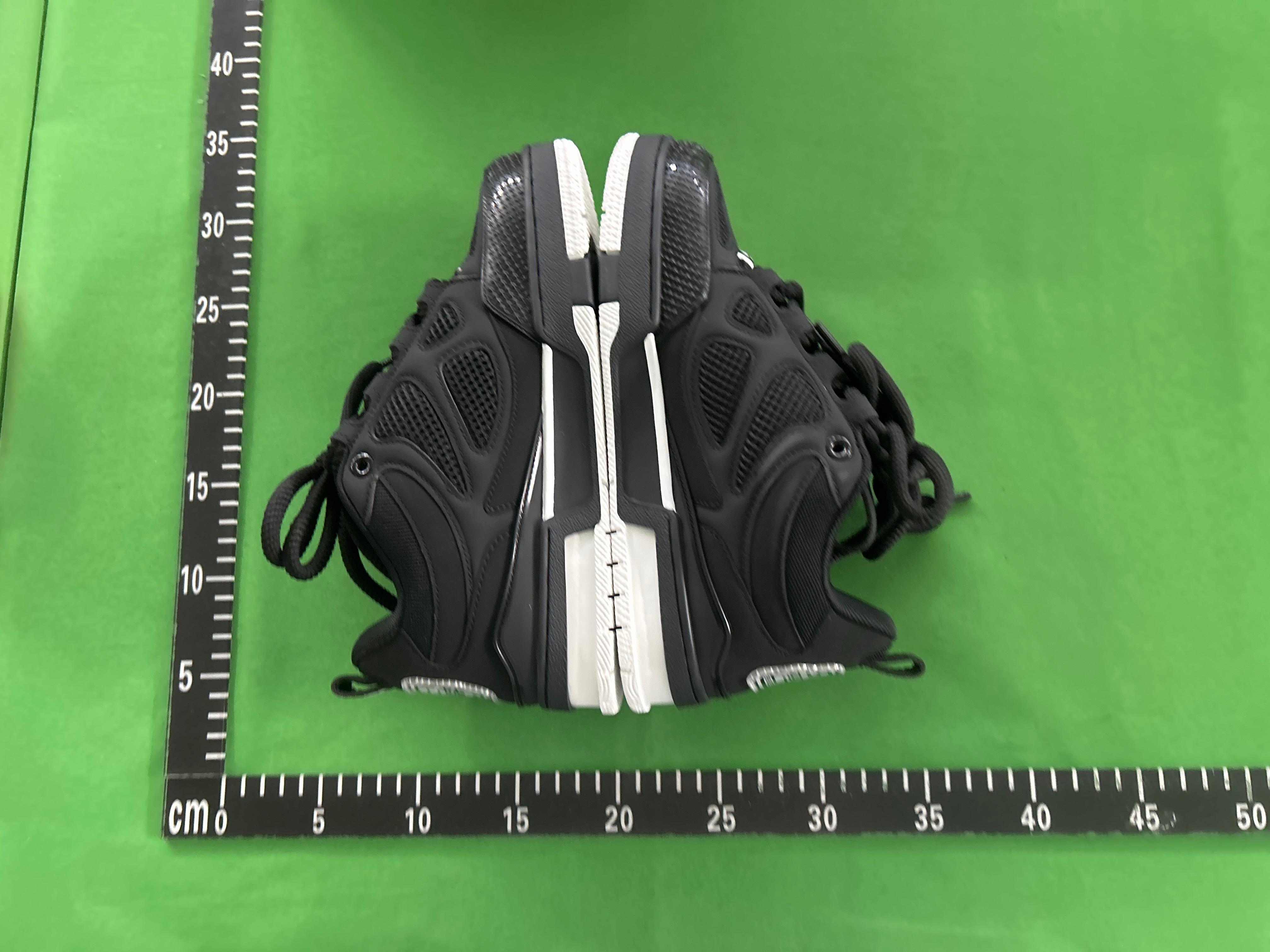 Foto QC 4 de Louis Vuitton LV Skate Low Black Swarovski Monogram 1ABMHV