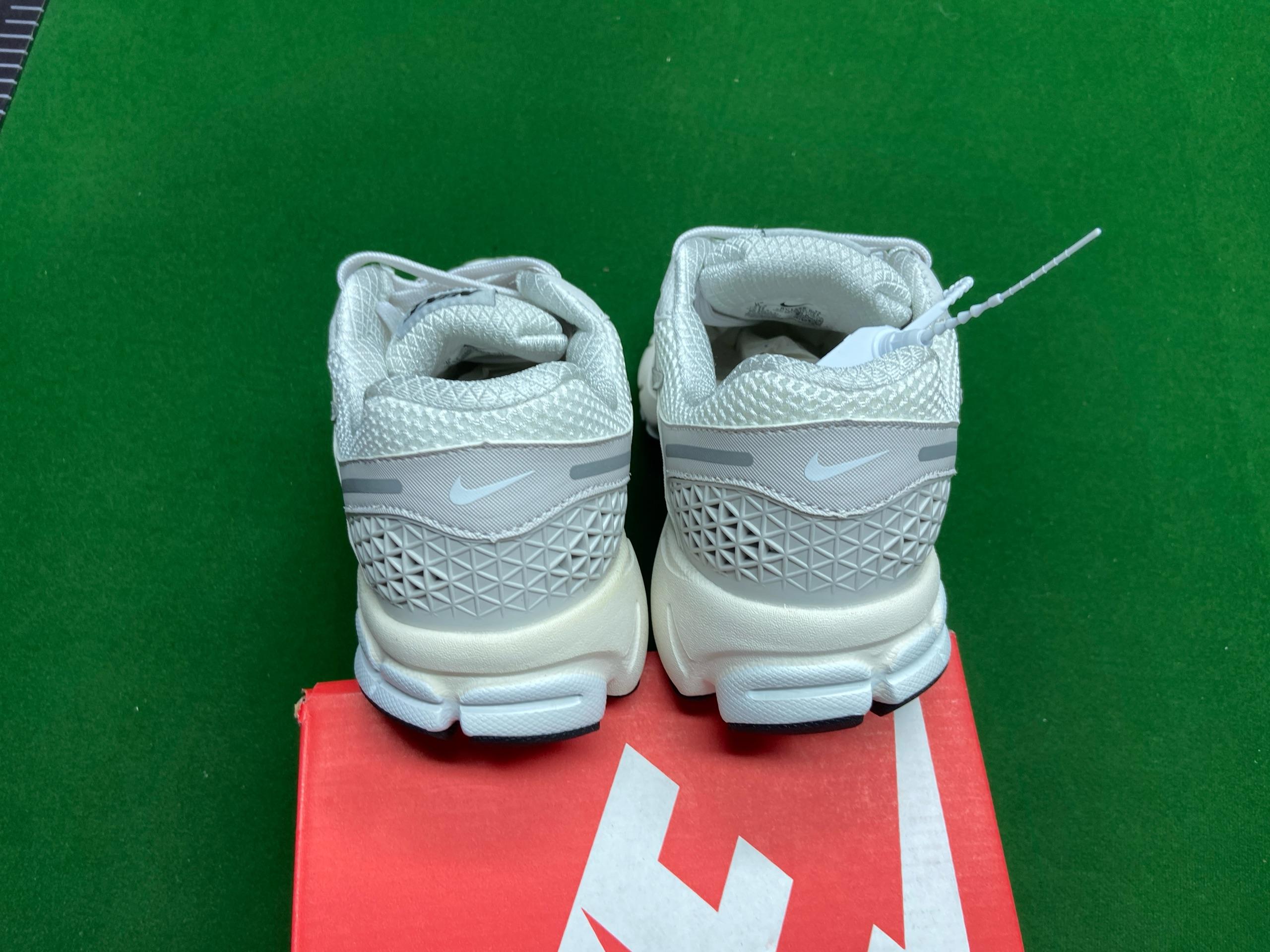 Foto QC 7 de Nike Zoom Vomero 5 Metallic Silver Blue Tint HF1877-100