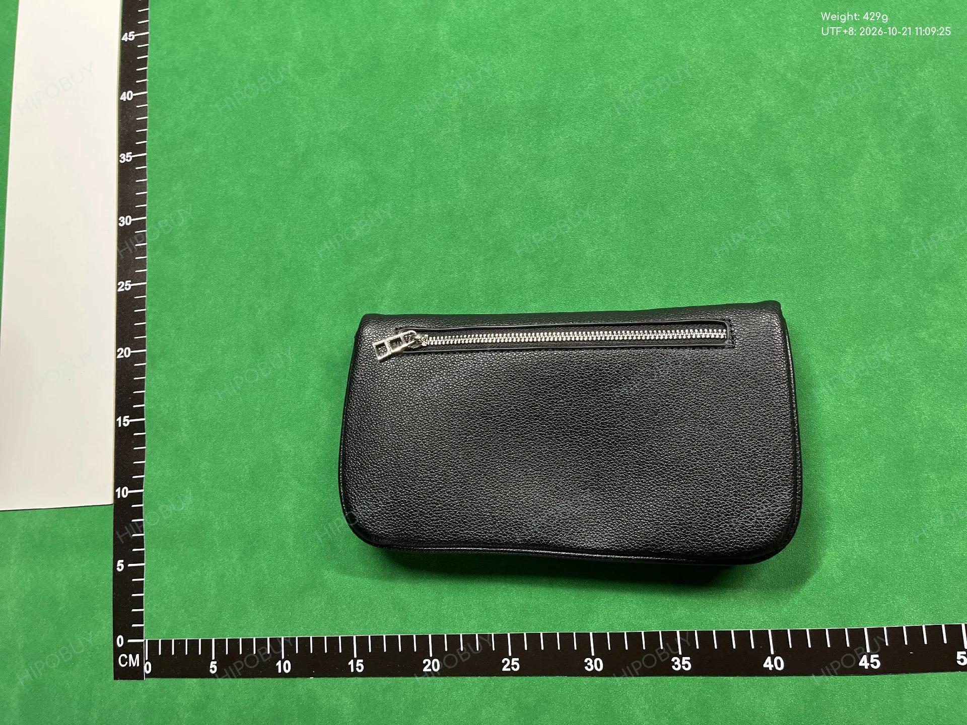 Foto QC 2 de Zadig & Voltaire Rock Clutch Large Cream Grained Leather