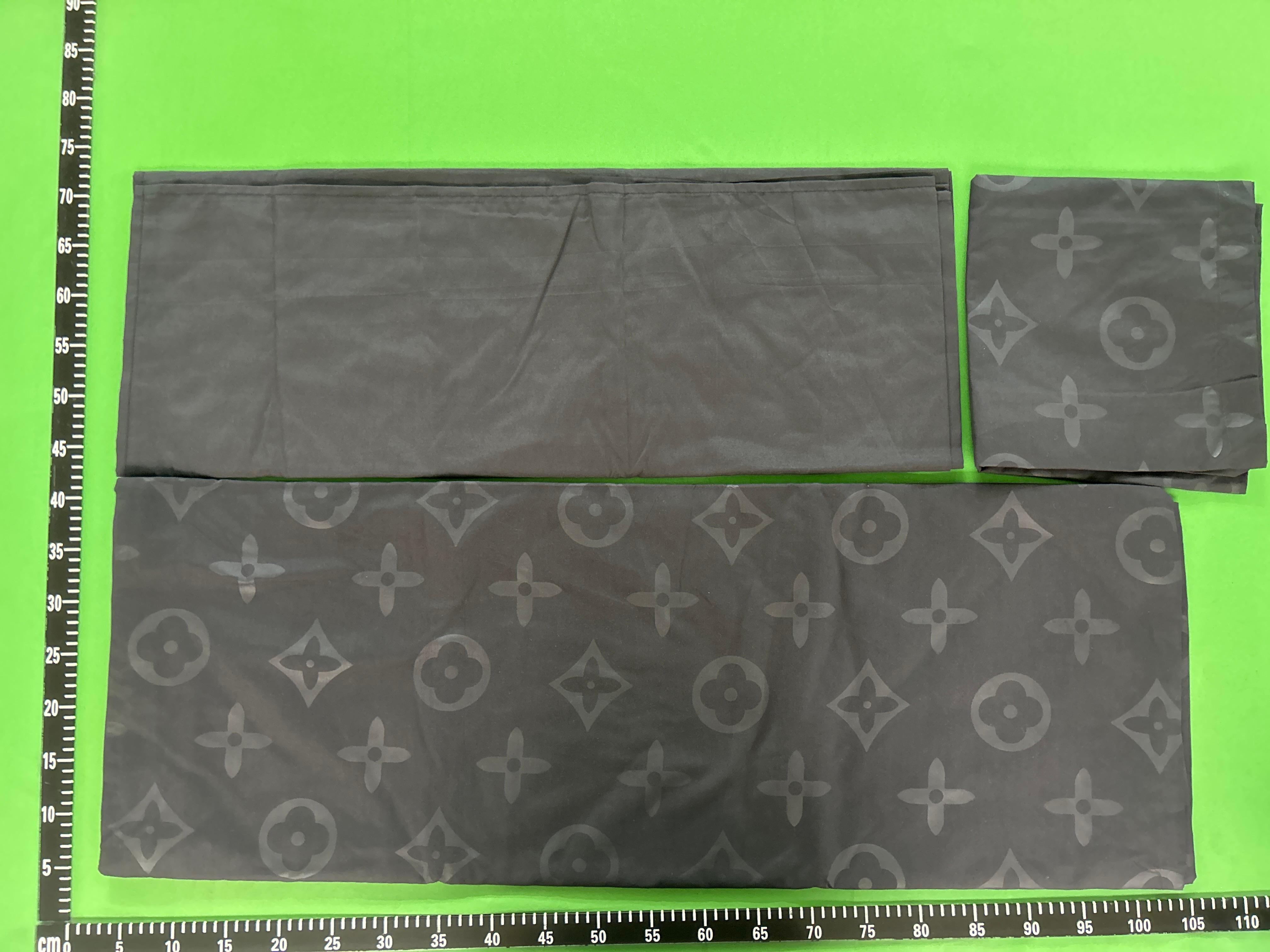 Foto QC 2 de Louis Vuitton Monogram Bedding Set (Set of 4) Black
