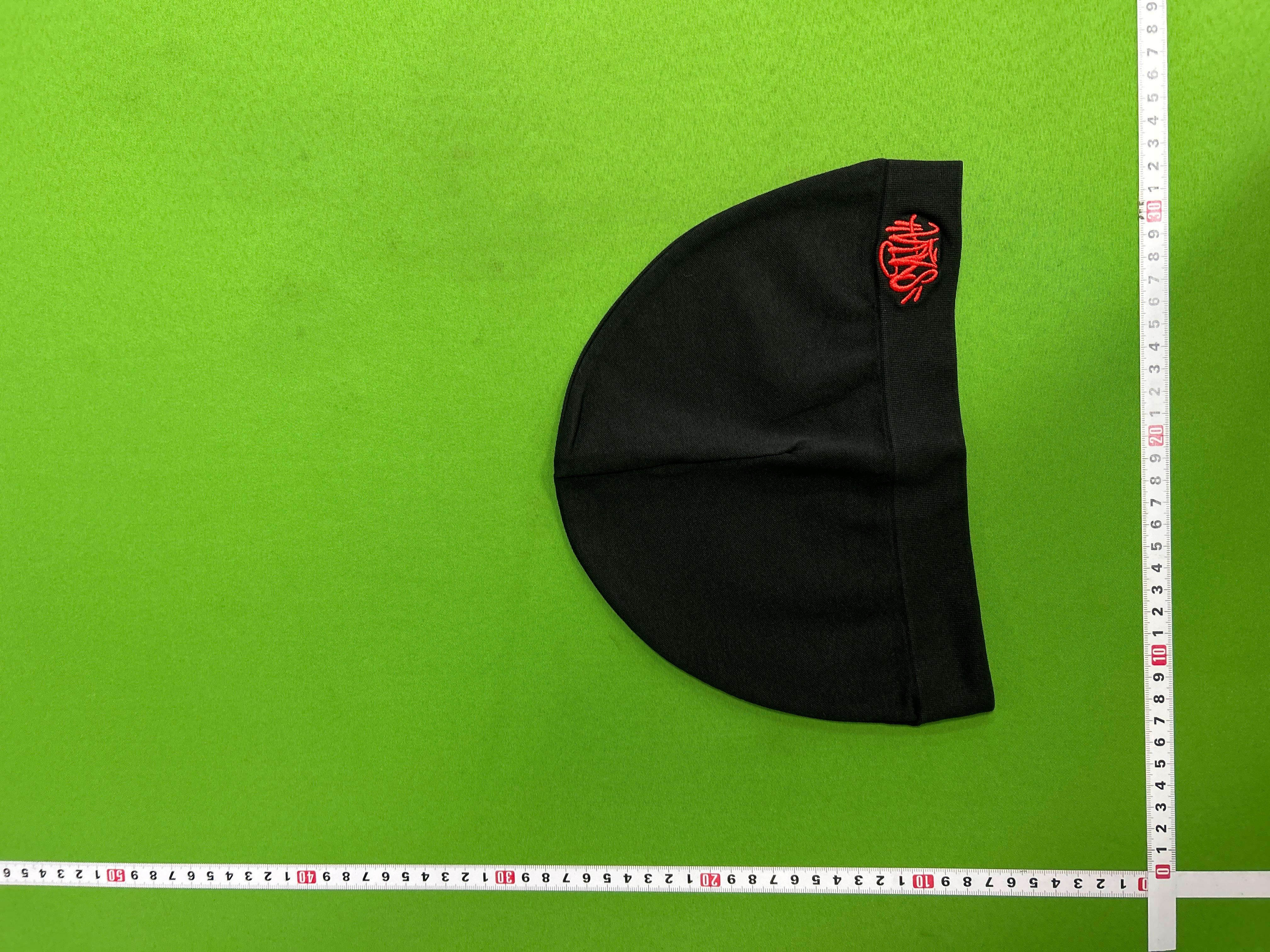 Foto QC 1 de Syna World Logo Skull Beanie Black Red