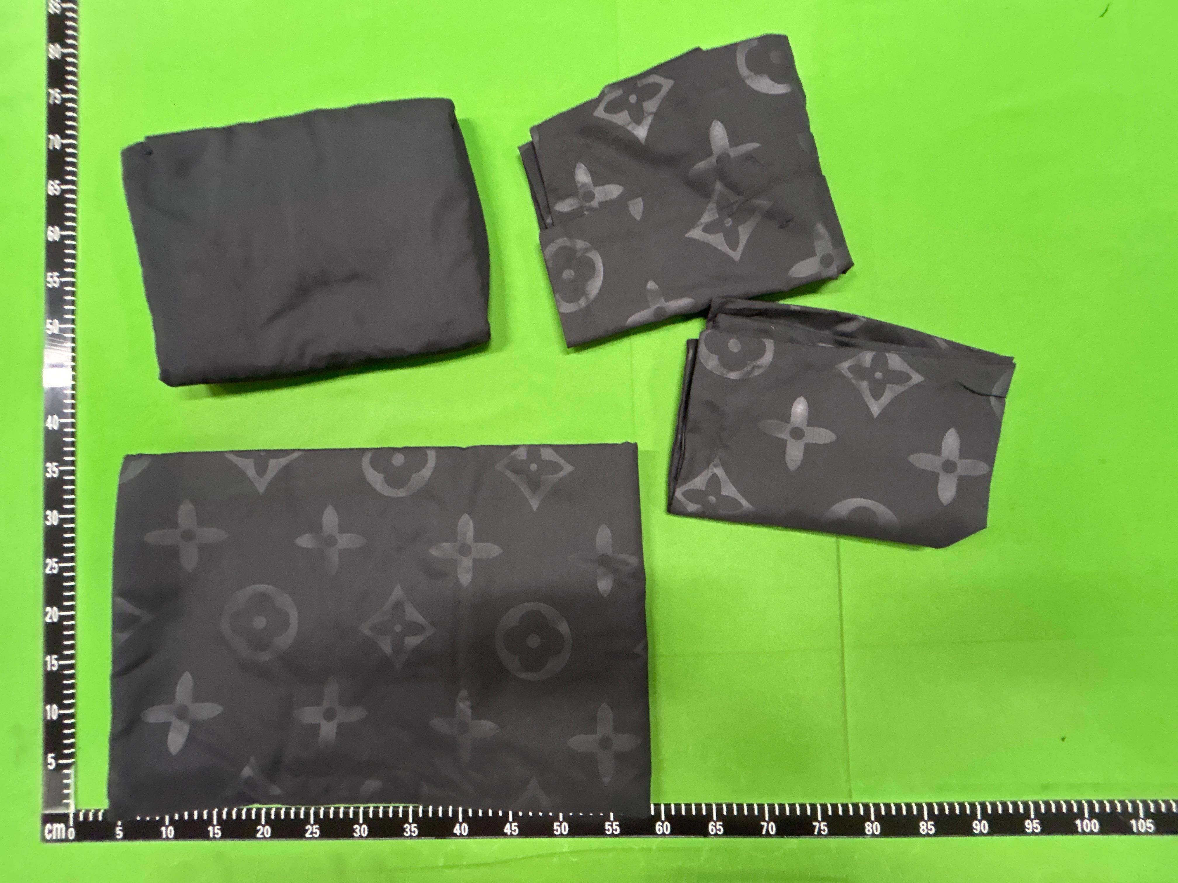 Foto QC 7 de Louis Vuitton Monogram Bedding Set (Set of 4) Black