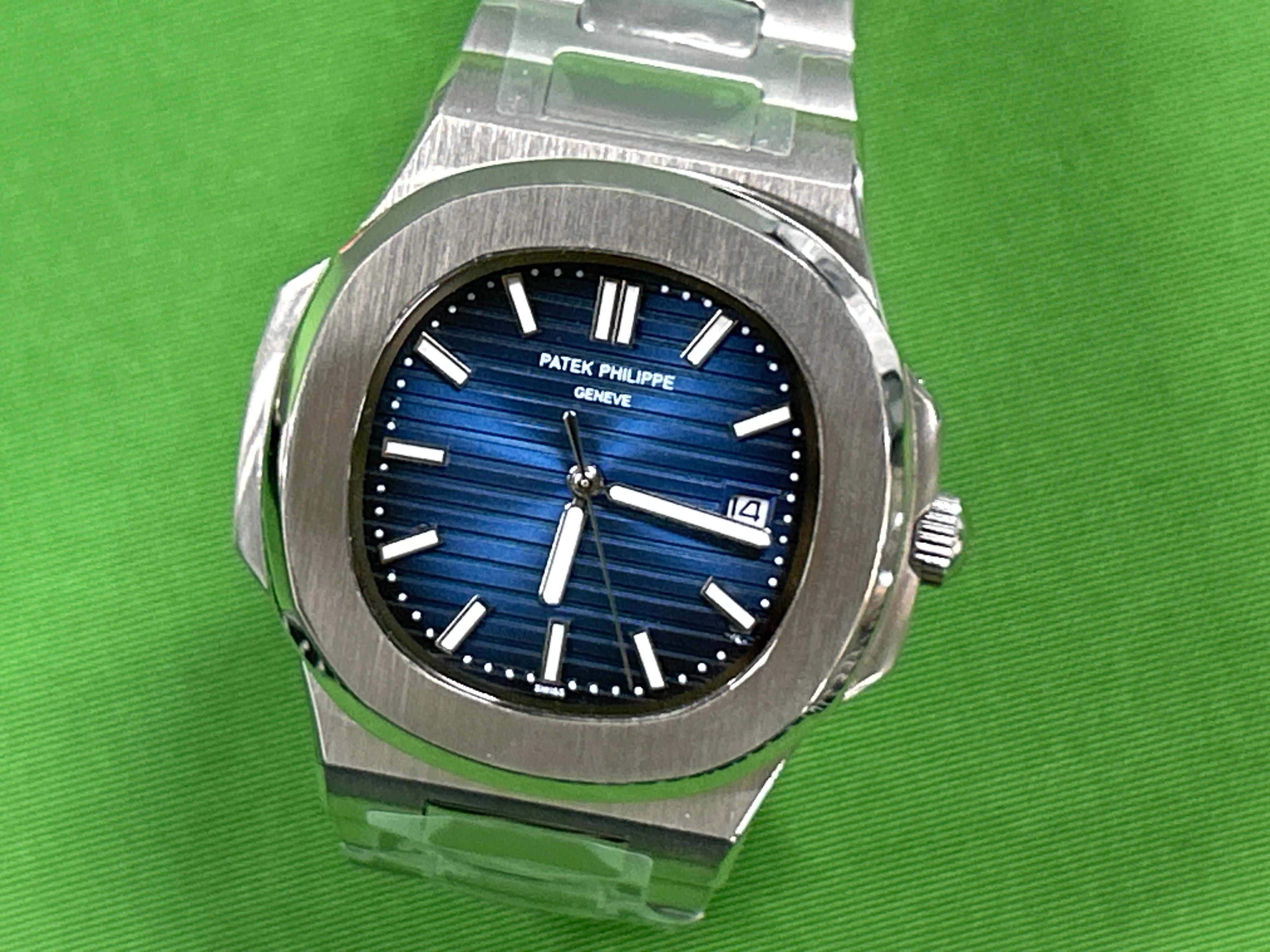 Foto QC 6 de Patek Philippe x Tiffany & Co. Nautilus Red Dial 5711/1A