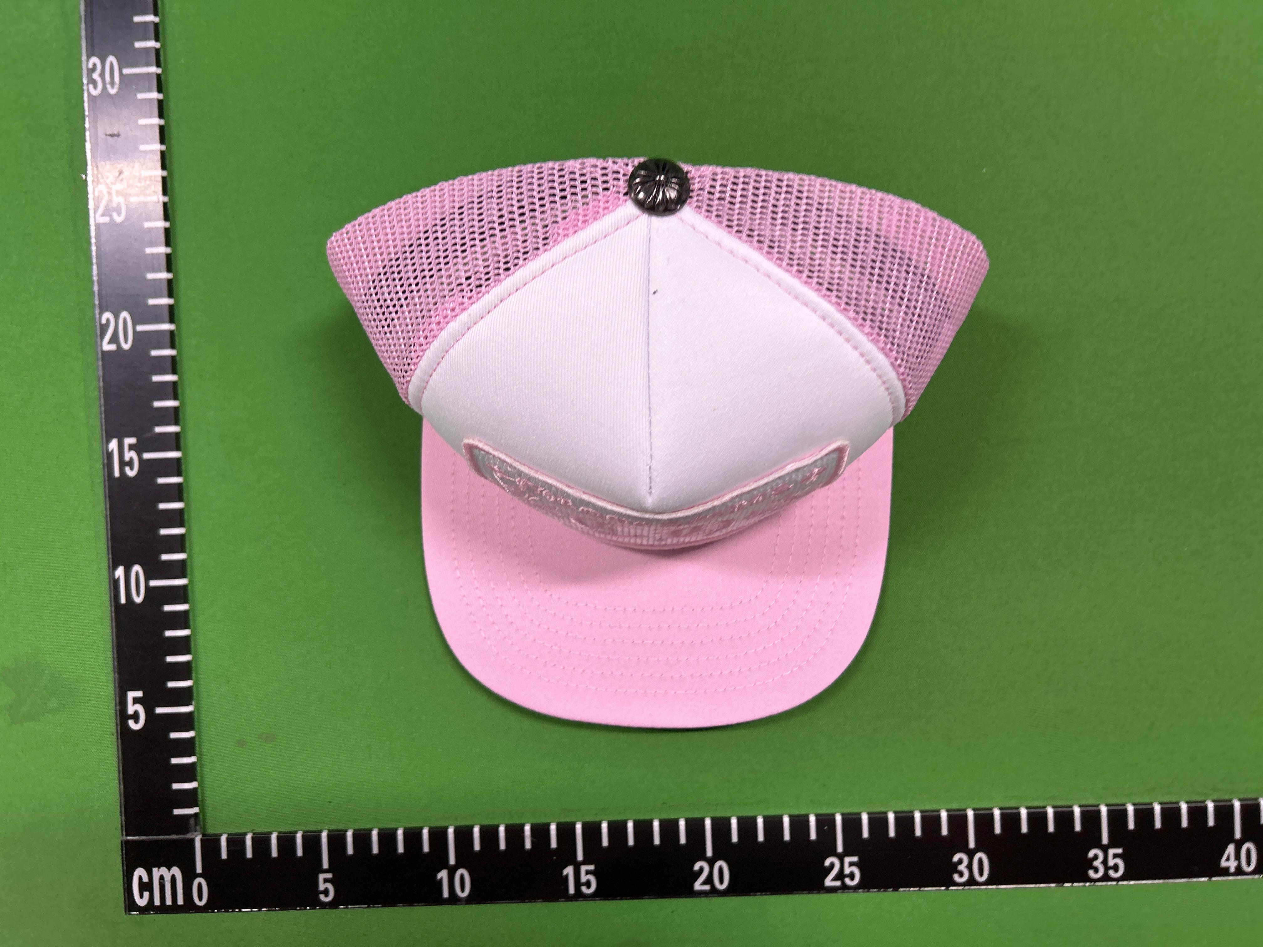 Foto QC 7 de Chrome Hearts Cemetery Cross Leather Stitched Trucker Hat Black
