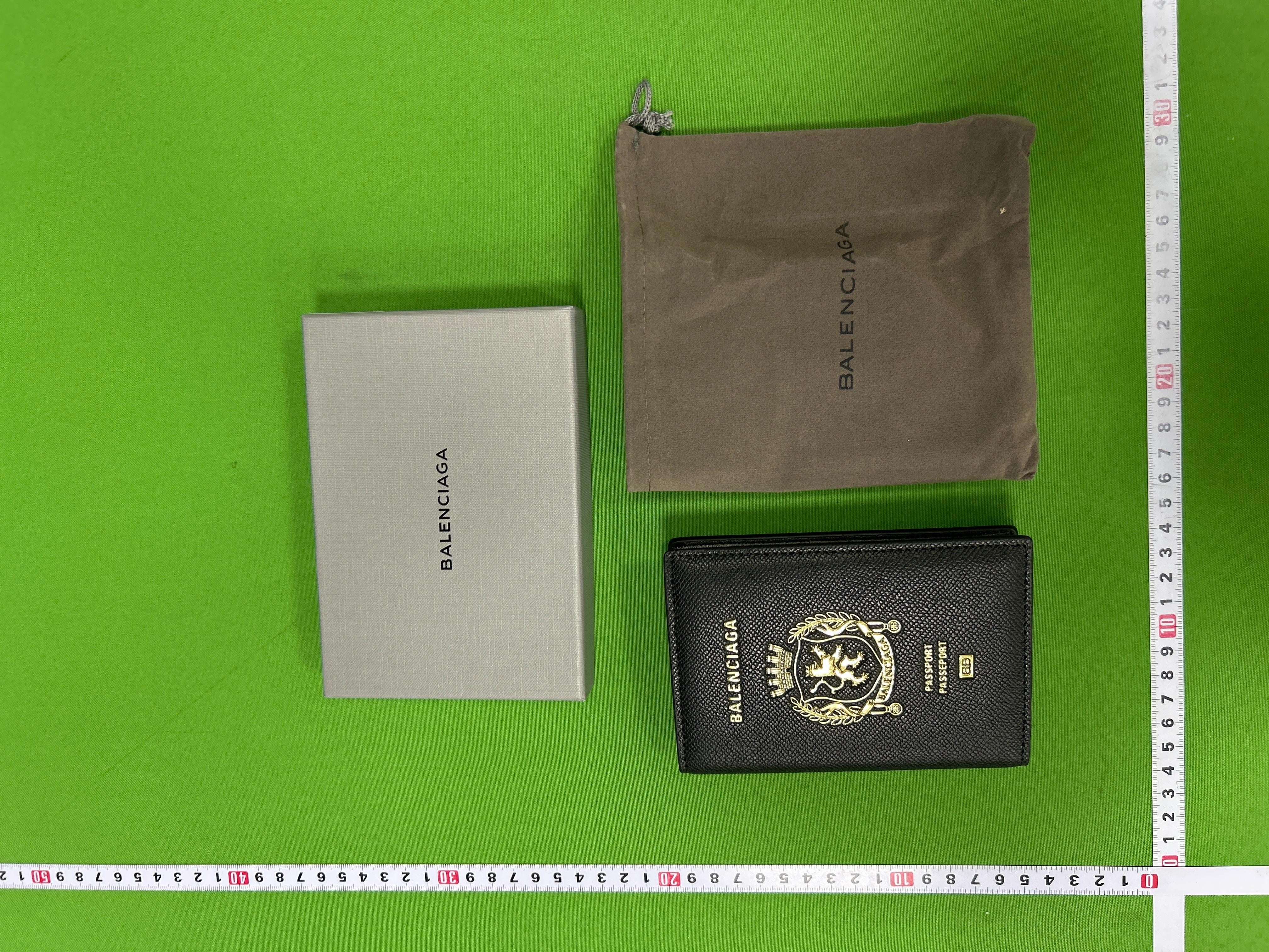 Foto QC 8 de Balenciaga Crest Passport Holder Leather Burgundy