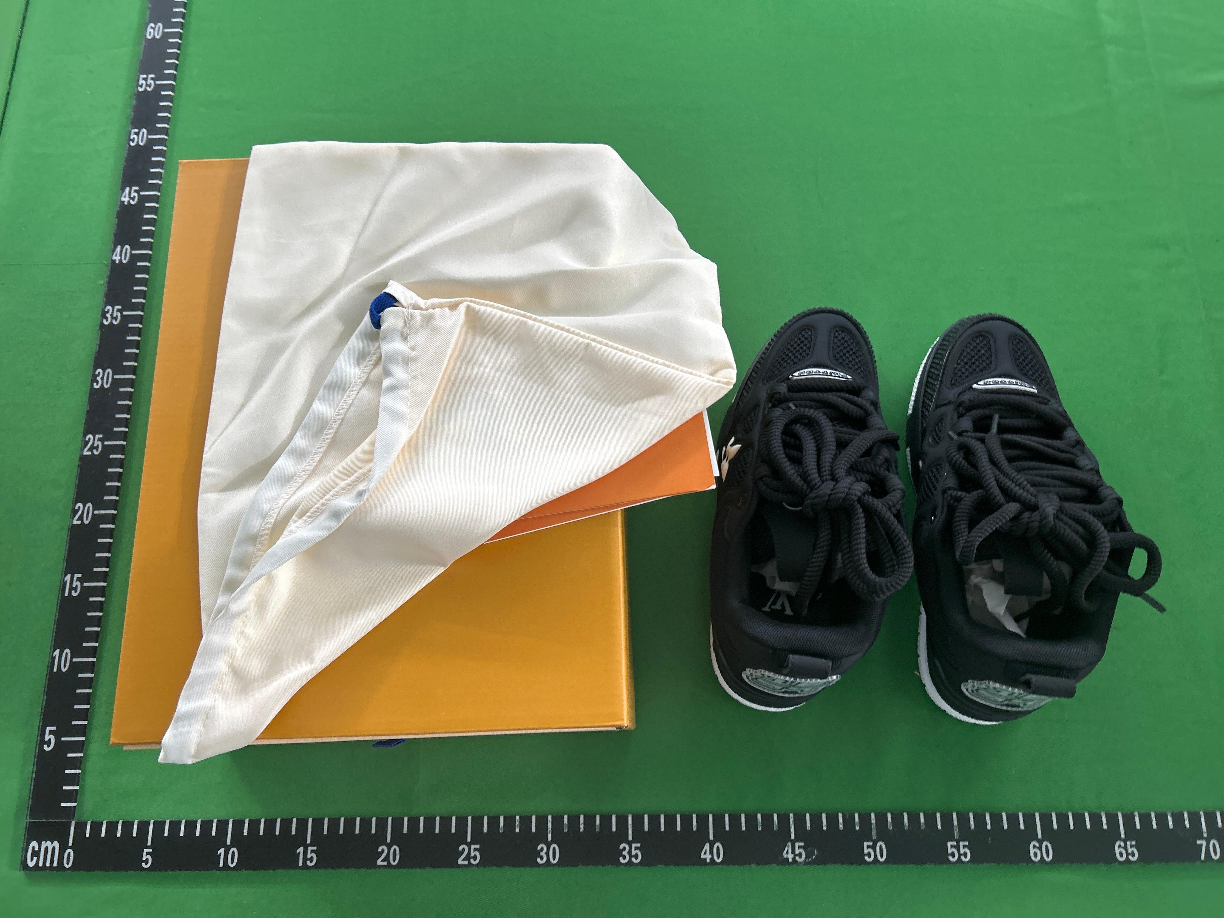 Foto QC 2 de Louis Vuitton LV Skate Low Black Swarovski Monogram 1ABMHV
