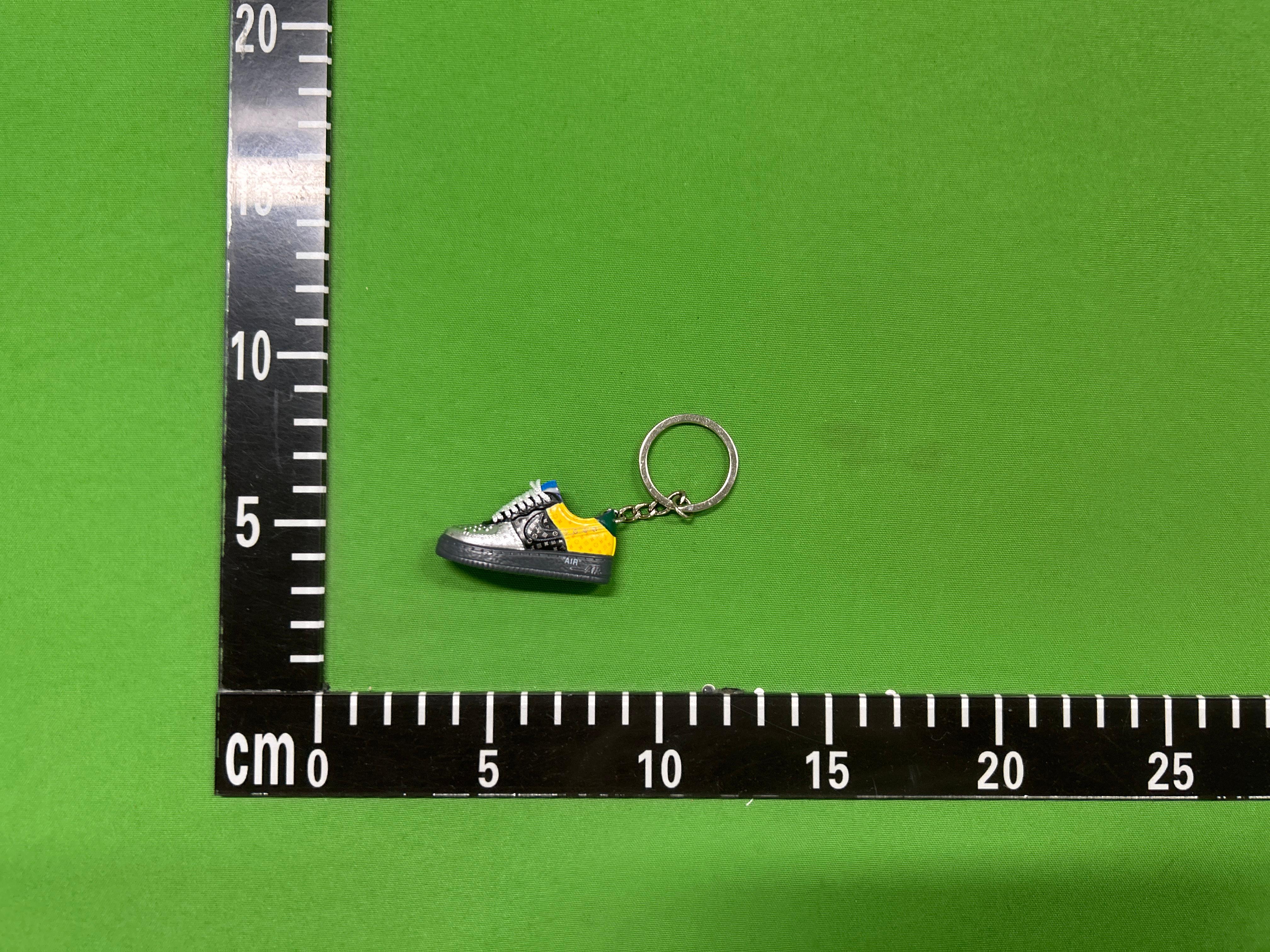 Foto QC 1 de Louis Vuitton Air Force 1 Key Holder And Bag Charm White