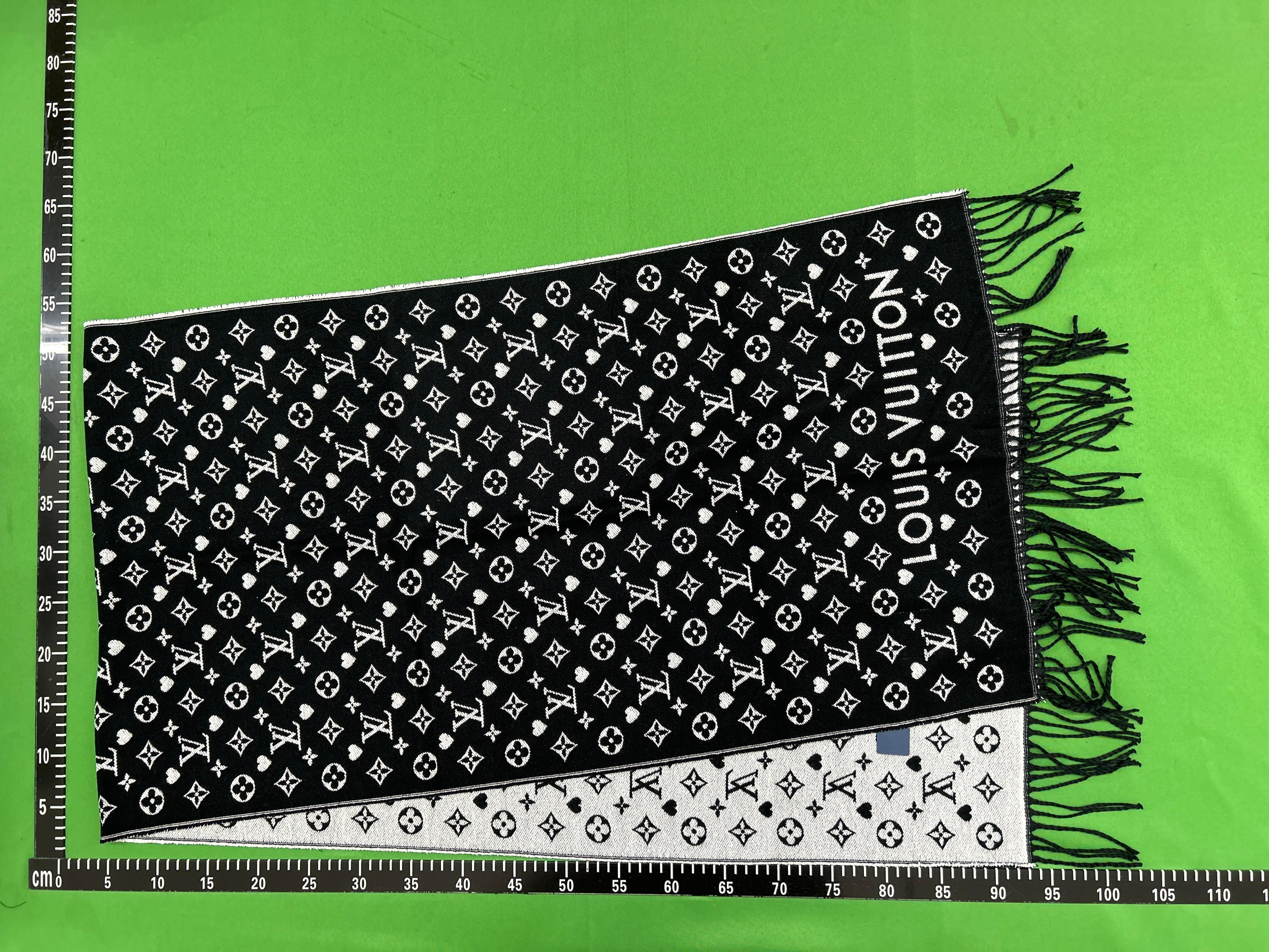 Foto QC 3 de Louis Vuitton Monogram Scarf Grey