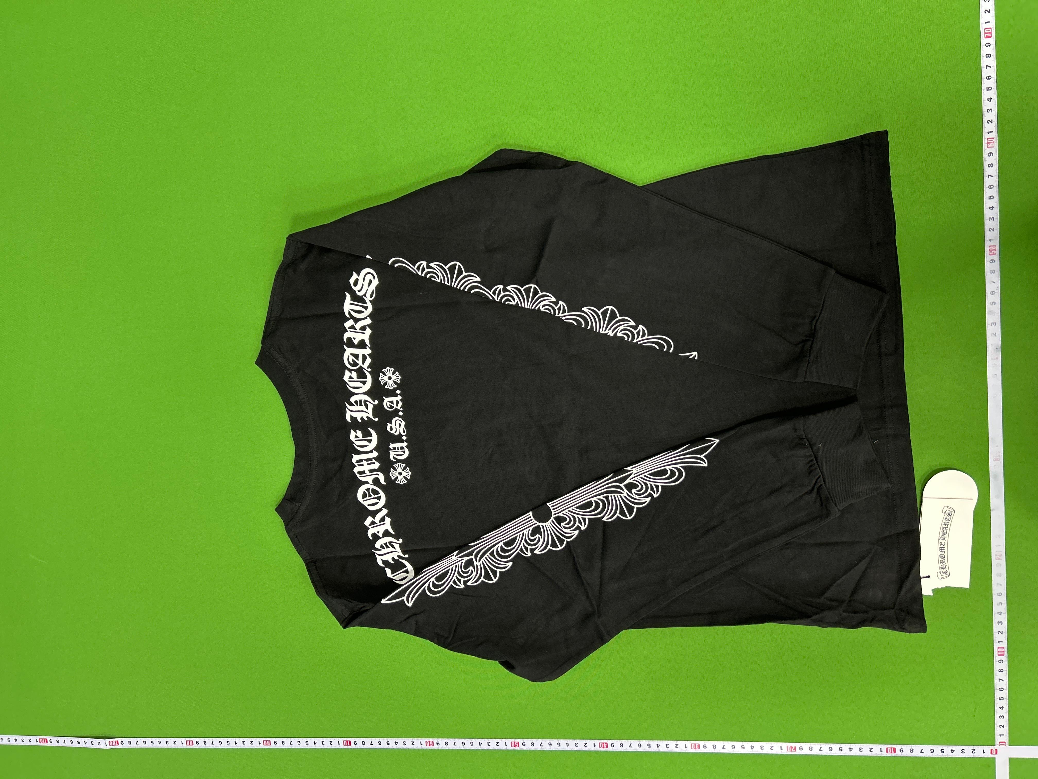 Foto QC 8 de Chrome Hearts Cemetery Cross Red Horseshoe Long-Sleeve T-Shirt Black