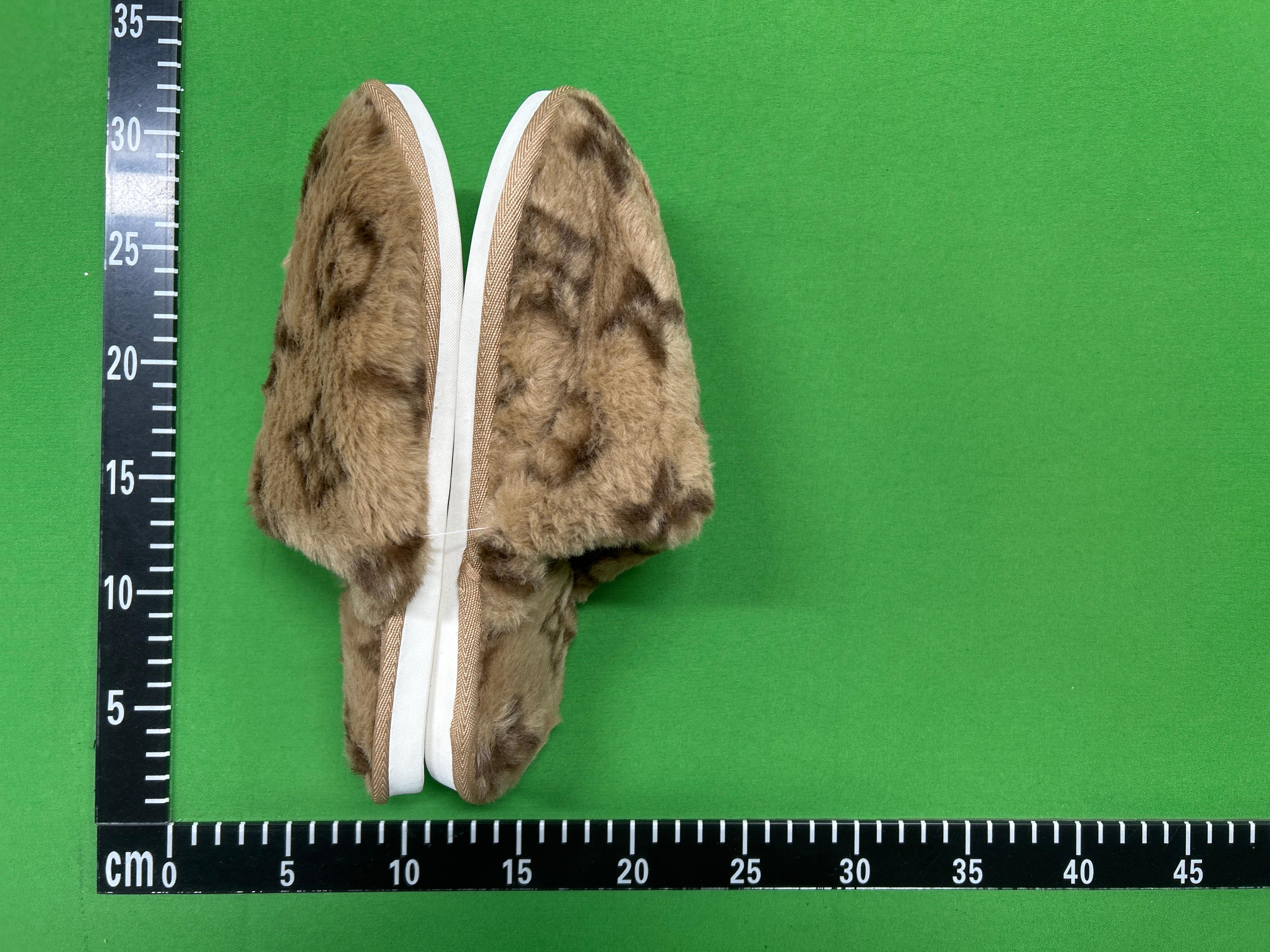 Foto QC 3 de Other Monogram Slippers Faux Fur Grey