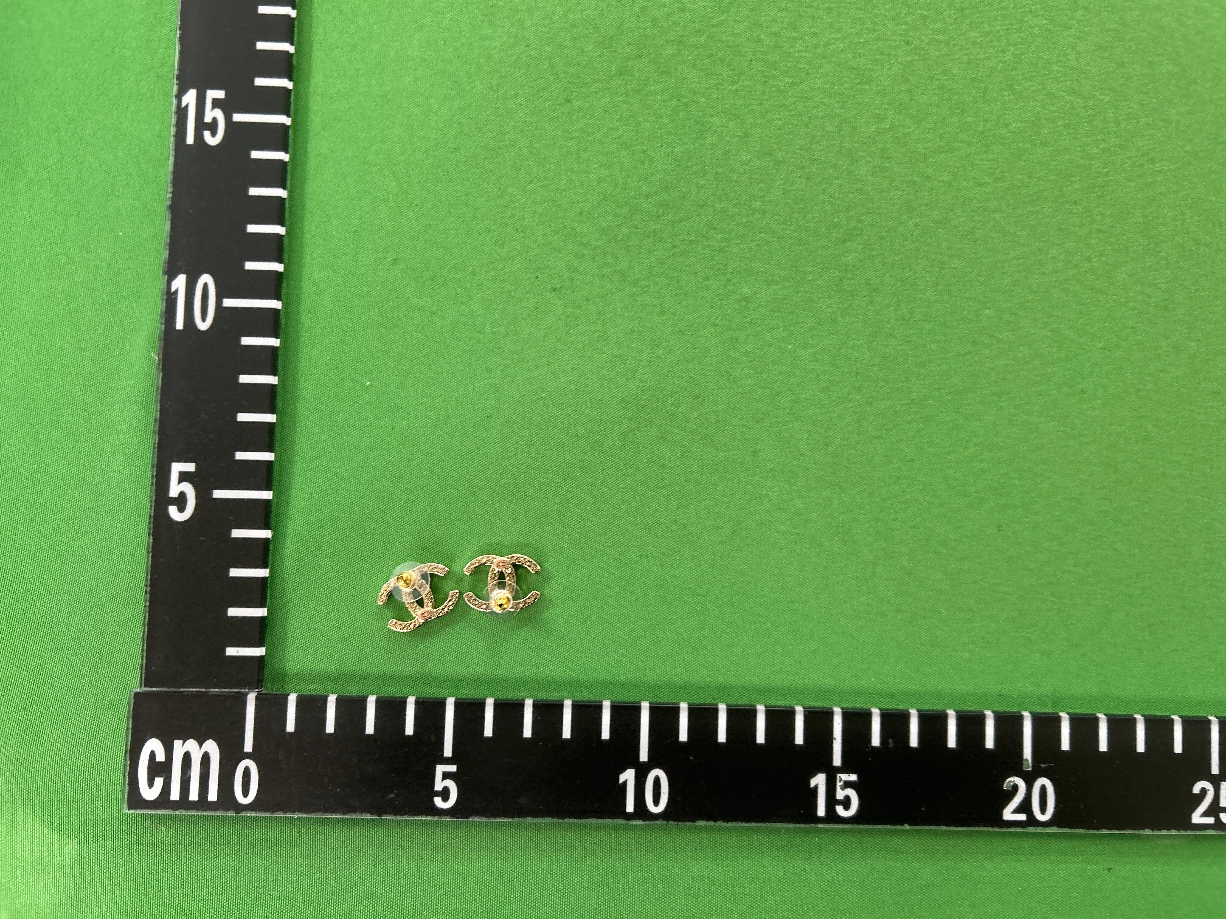 Foto QC 5 de Chanel CC Stud Earrings Metal Strass Silver