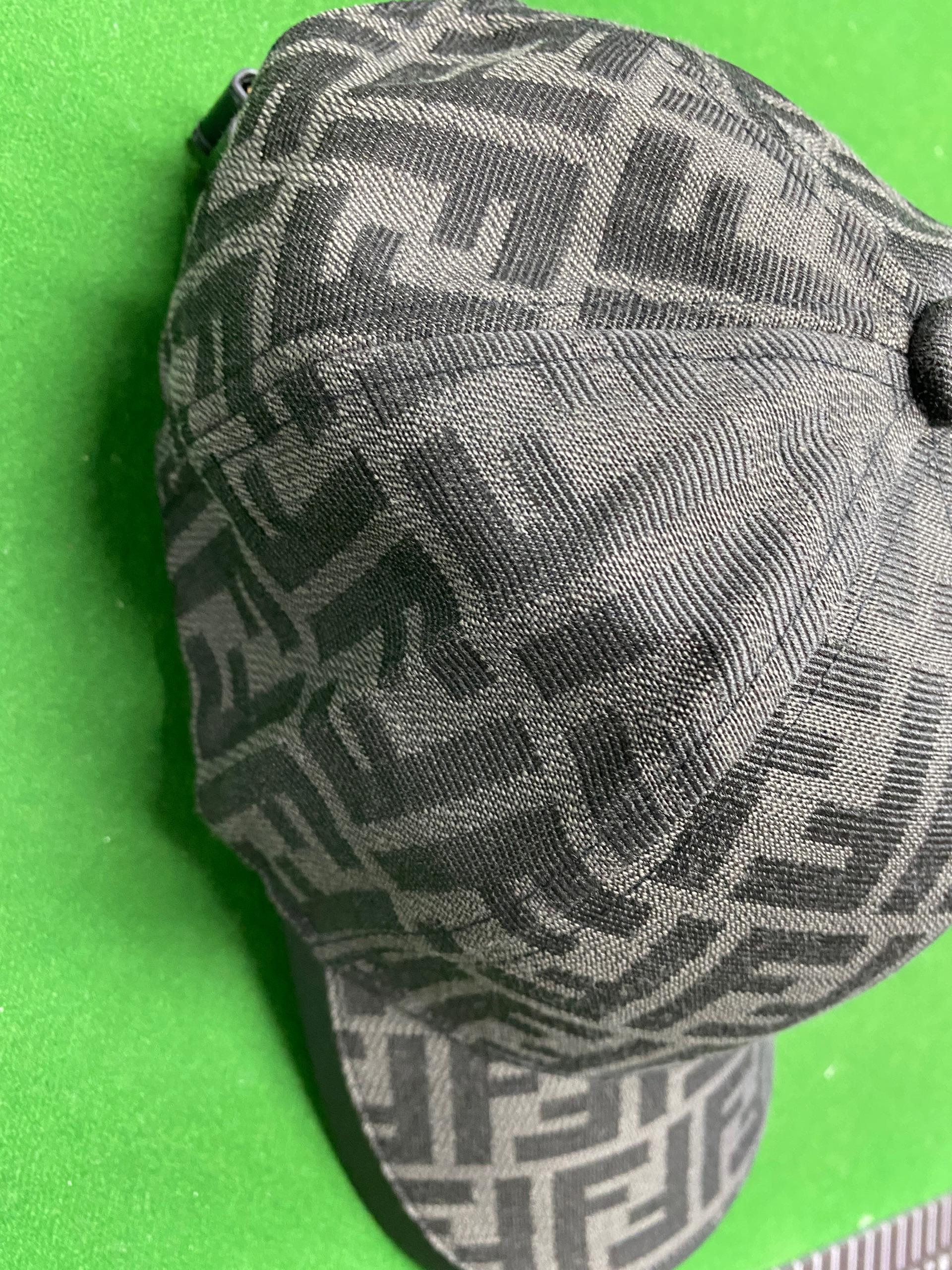 Foto QC 4 de Fendi FF Zucca Cap Brown