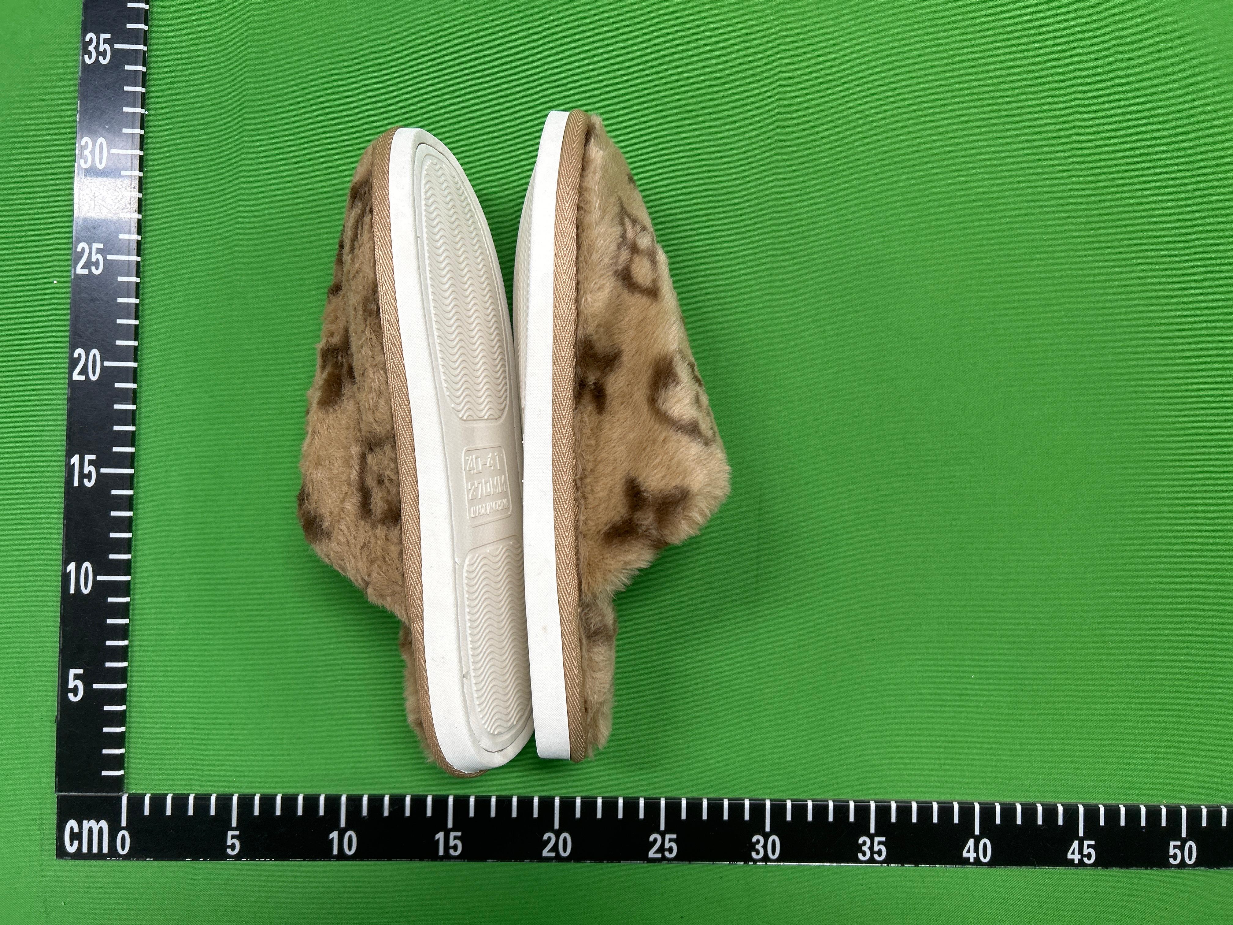 Foto QC 4 de Other Monogram Slippers Faux Fur Grey