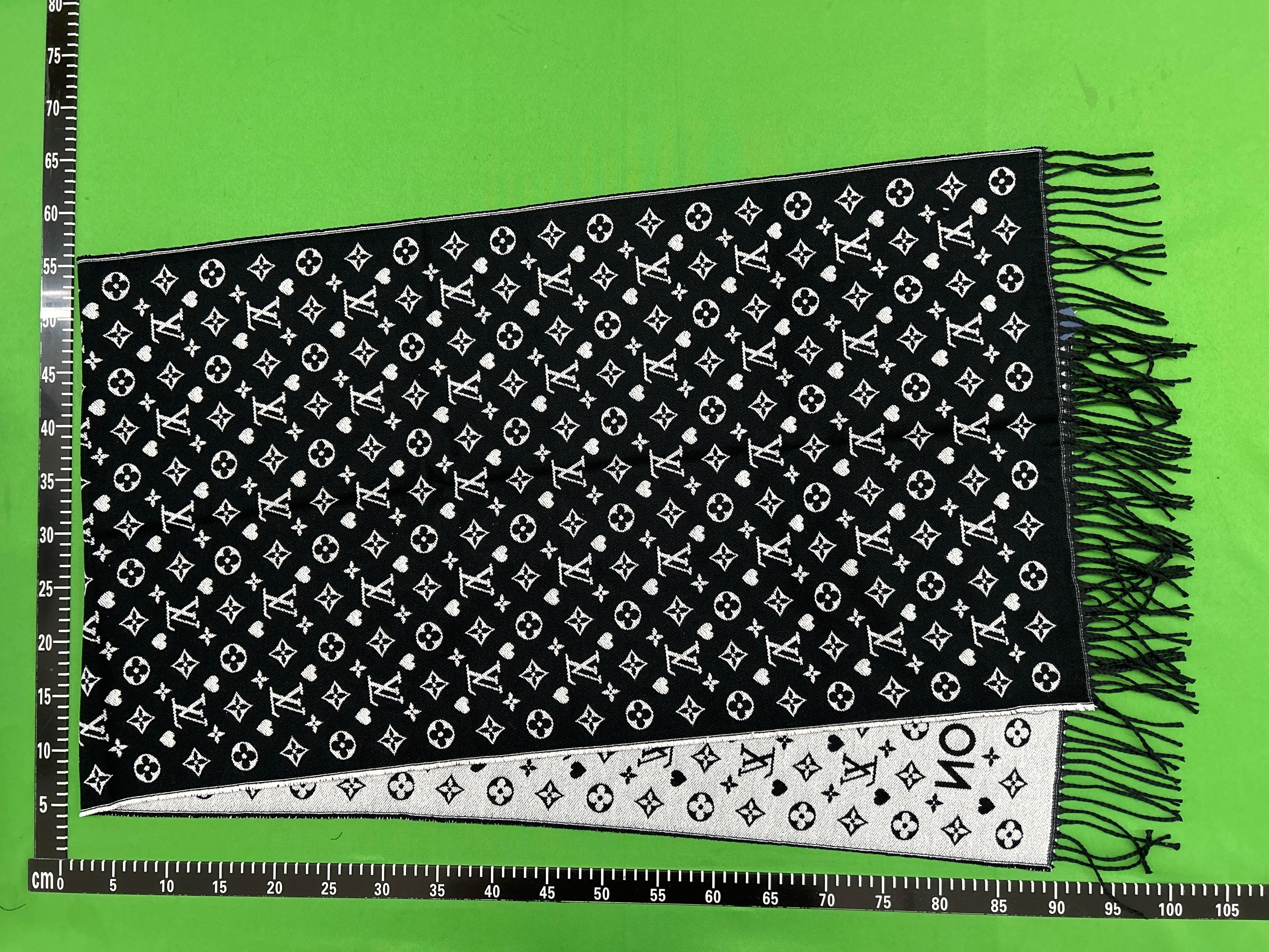 Foto QC 4 de Louis Vuitton Monogram Scarf Grey
