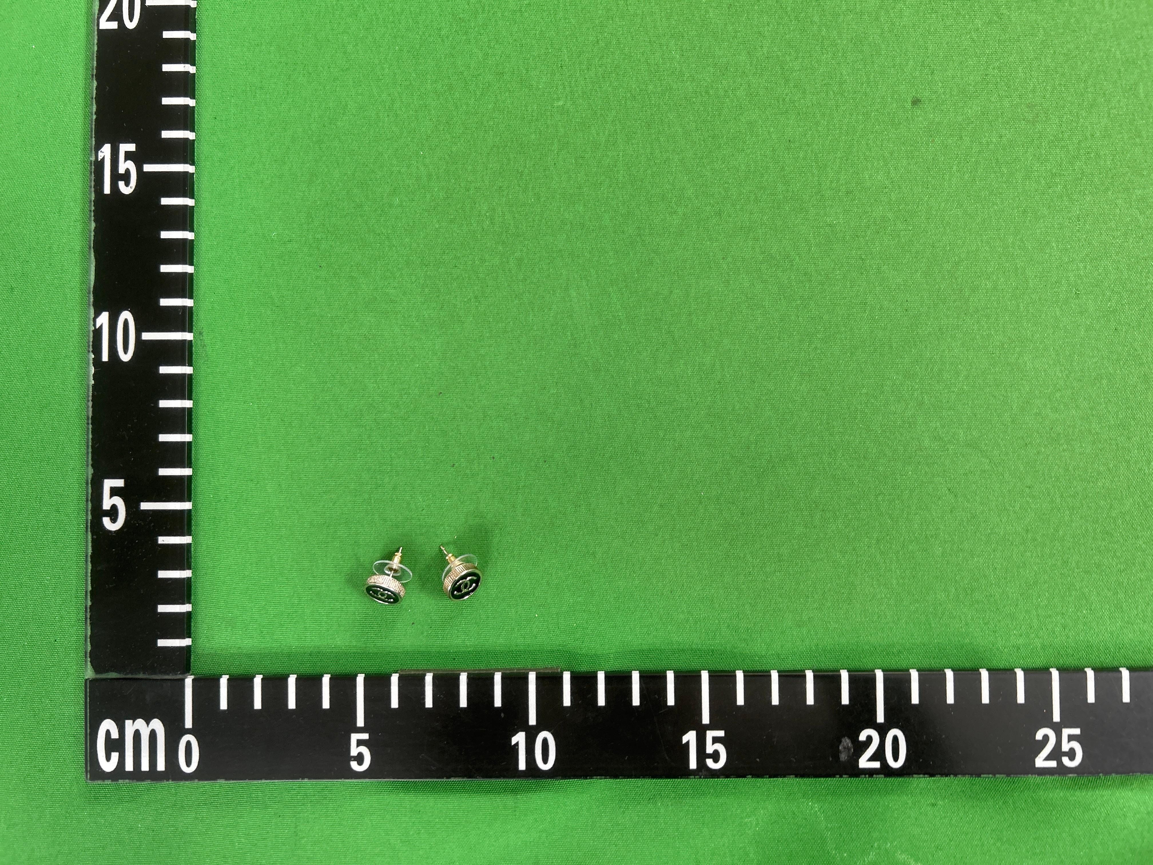Foto QC 1 de Chanel CC Stud Earrings Metal Strass Silver