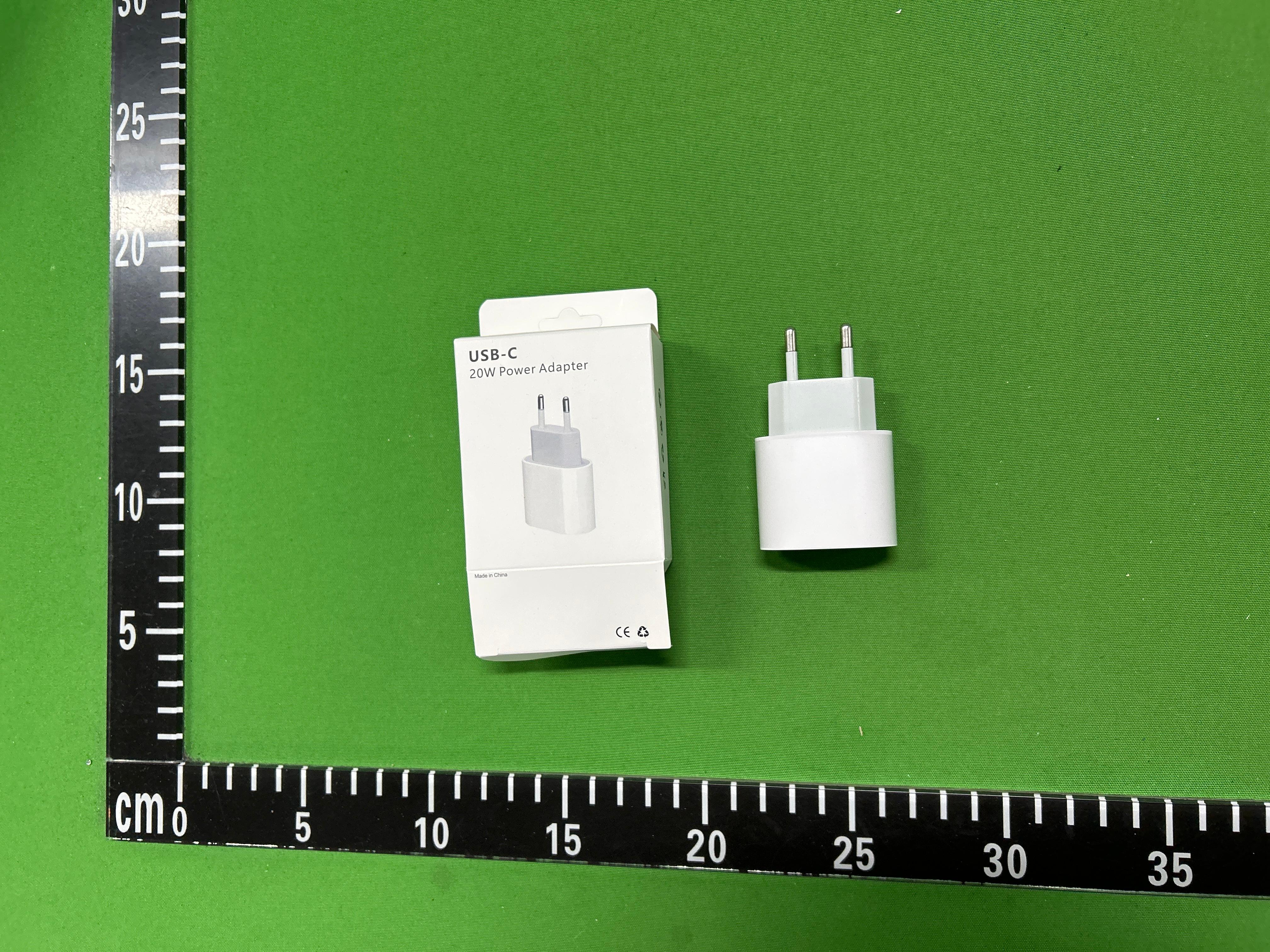 Foto QC 2 de Apple 20W USB-C Power Adapter for iPhone 14 White