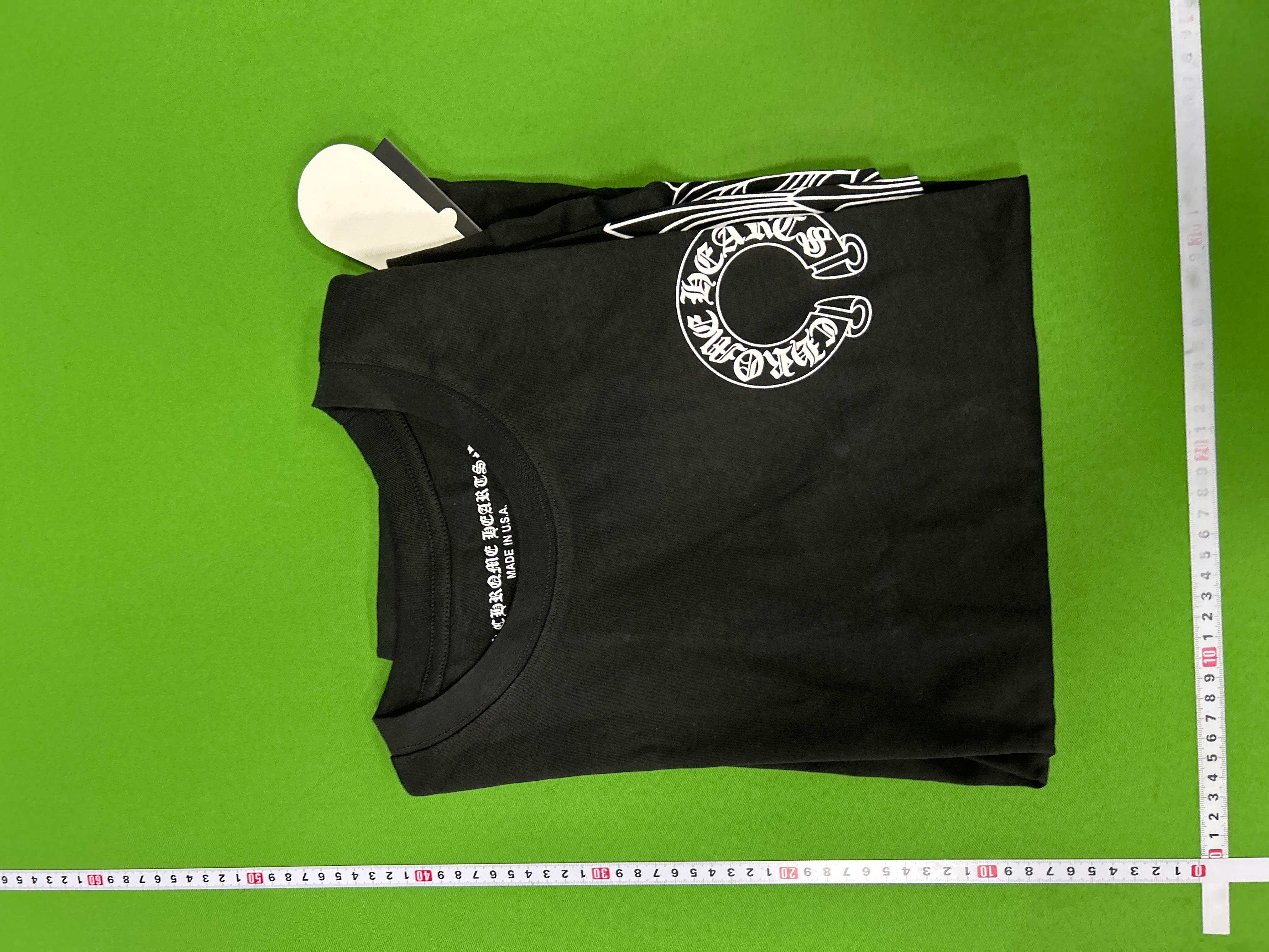 Foto QC 5 de Chrome Hearts Cemetery Cross Red Horseshoe Long-Sleeve T-Shirt Black