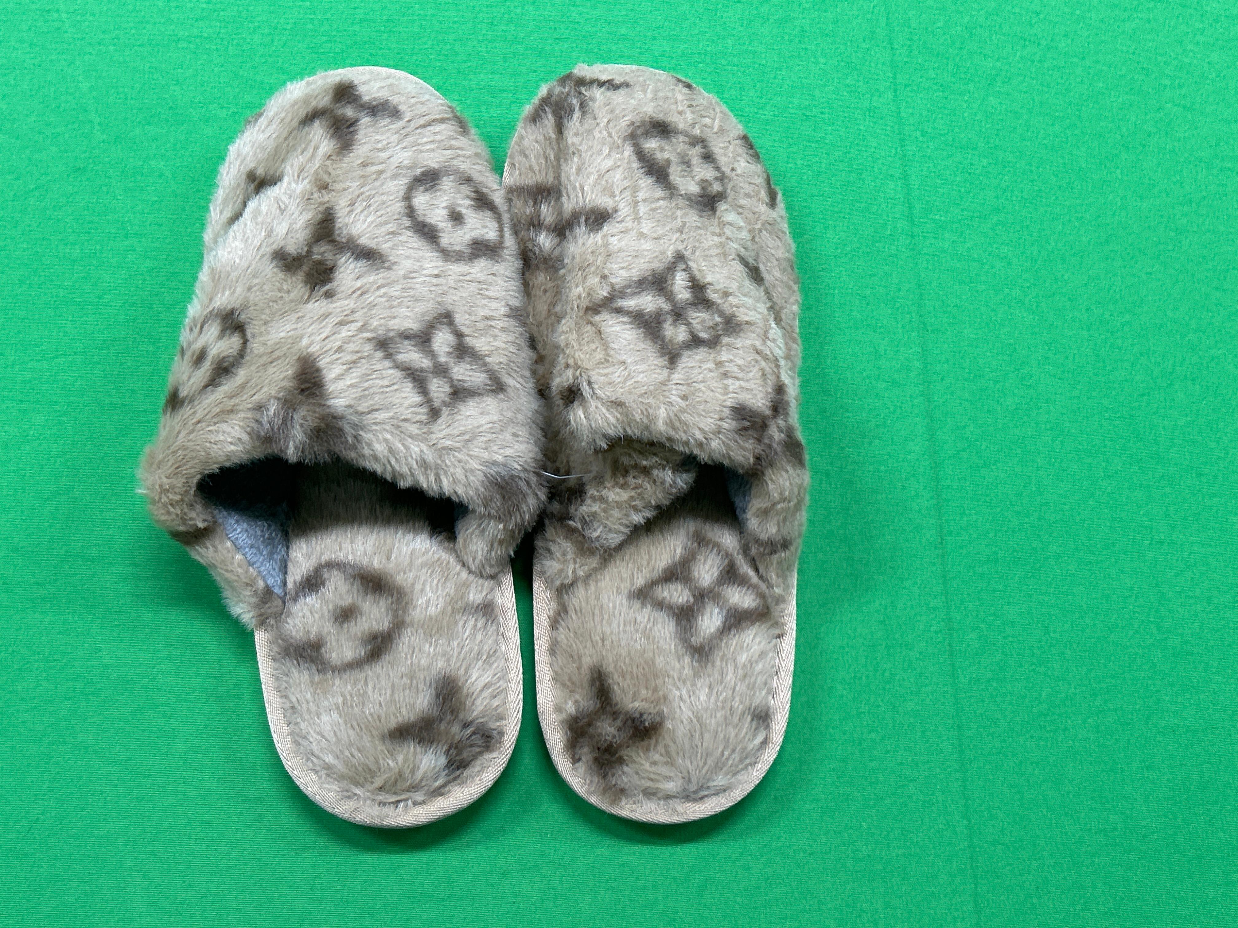 Foto QC 2 de Other Monogram Slippers Faux Fur Grey