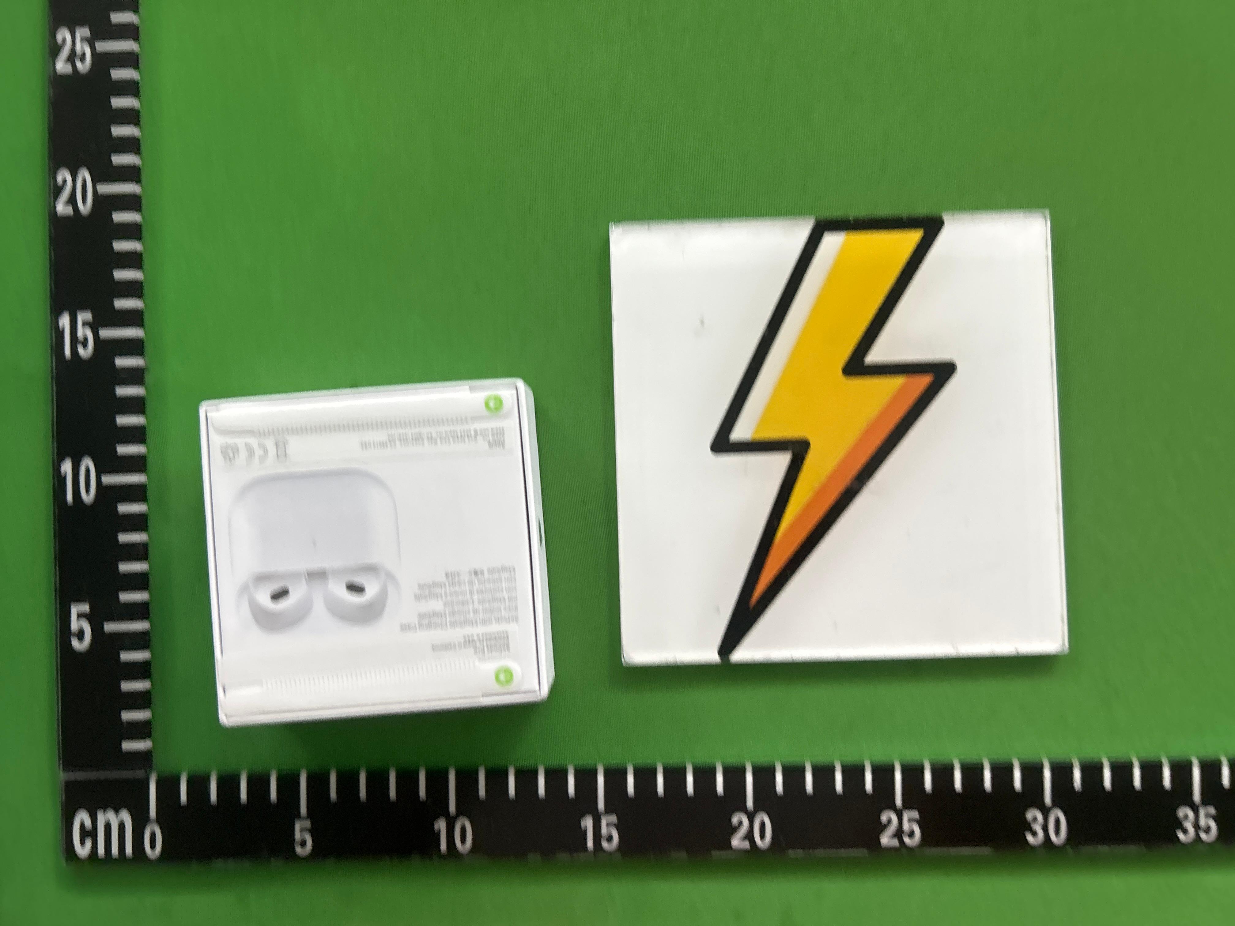 Foto QC 2 de Apple AirPods Pro 3 MagSafe Charging Case White
