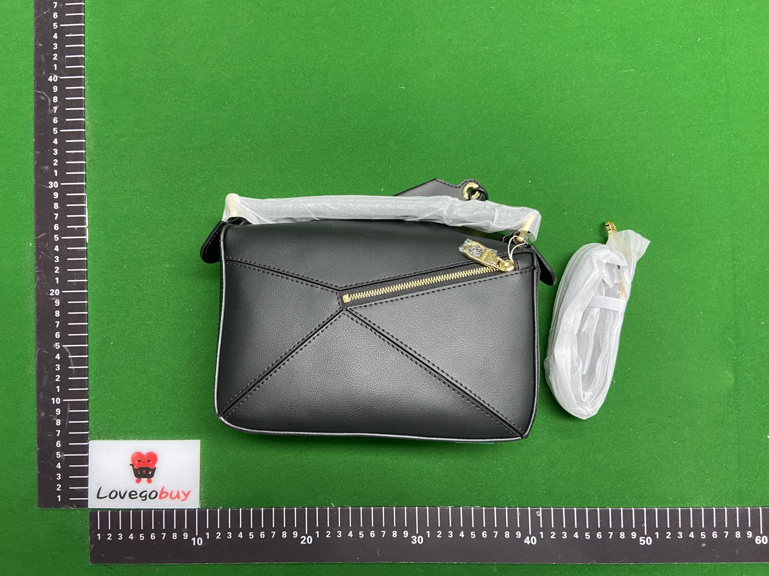 Foto QC 1 de Loewe Puzzle Edge Small Black Calfskin