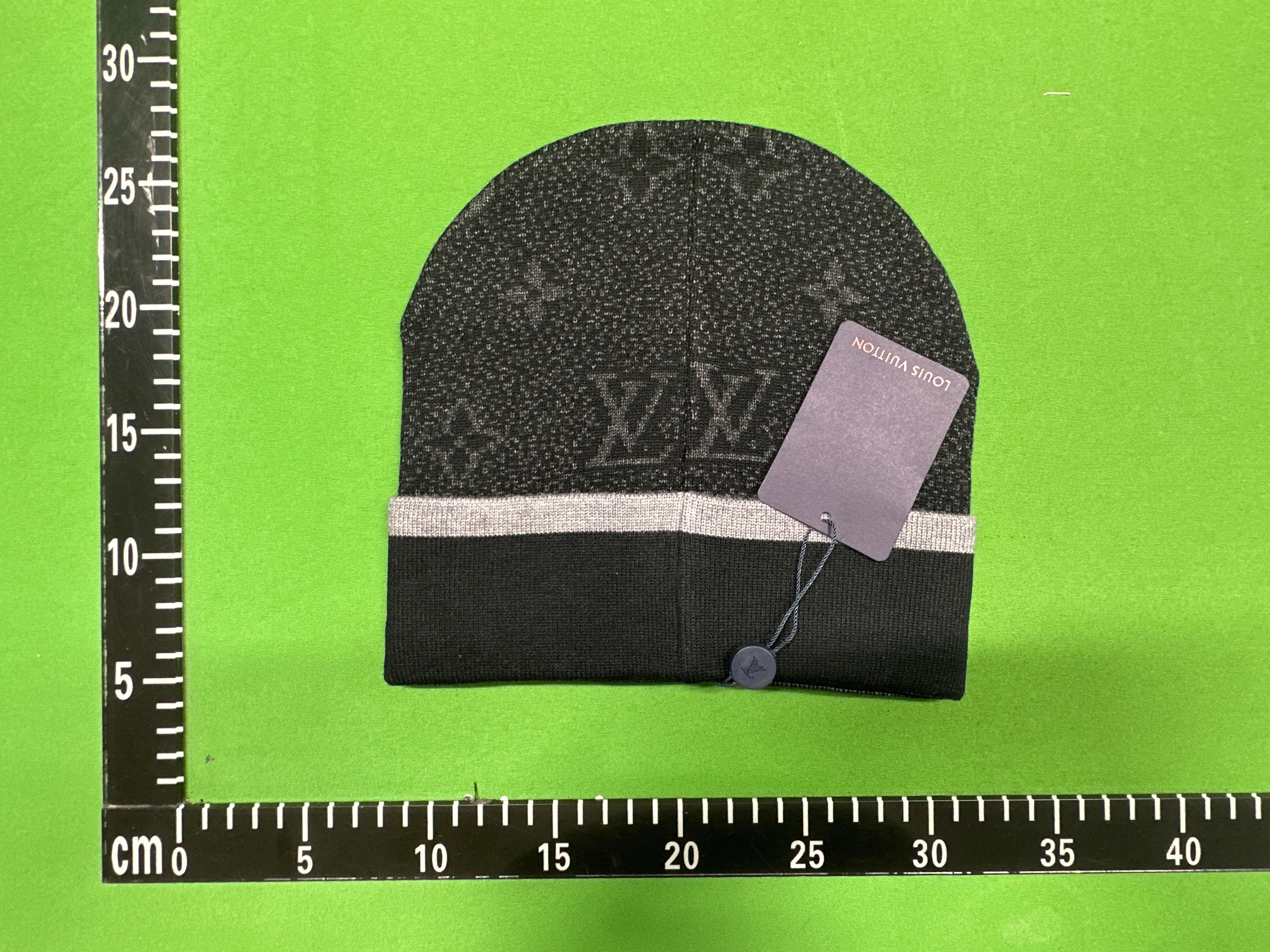 Foto QC 2 de Louis Vuitton Petit Damier Beanie Grey