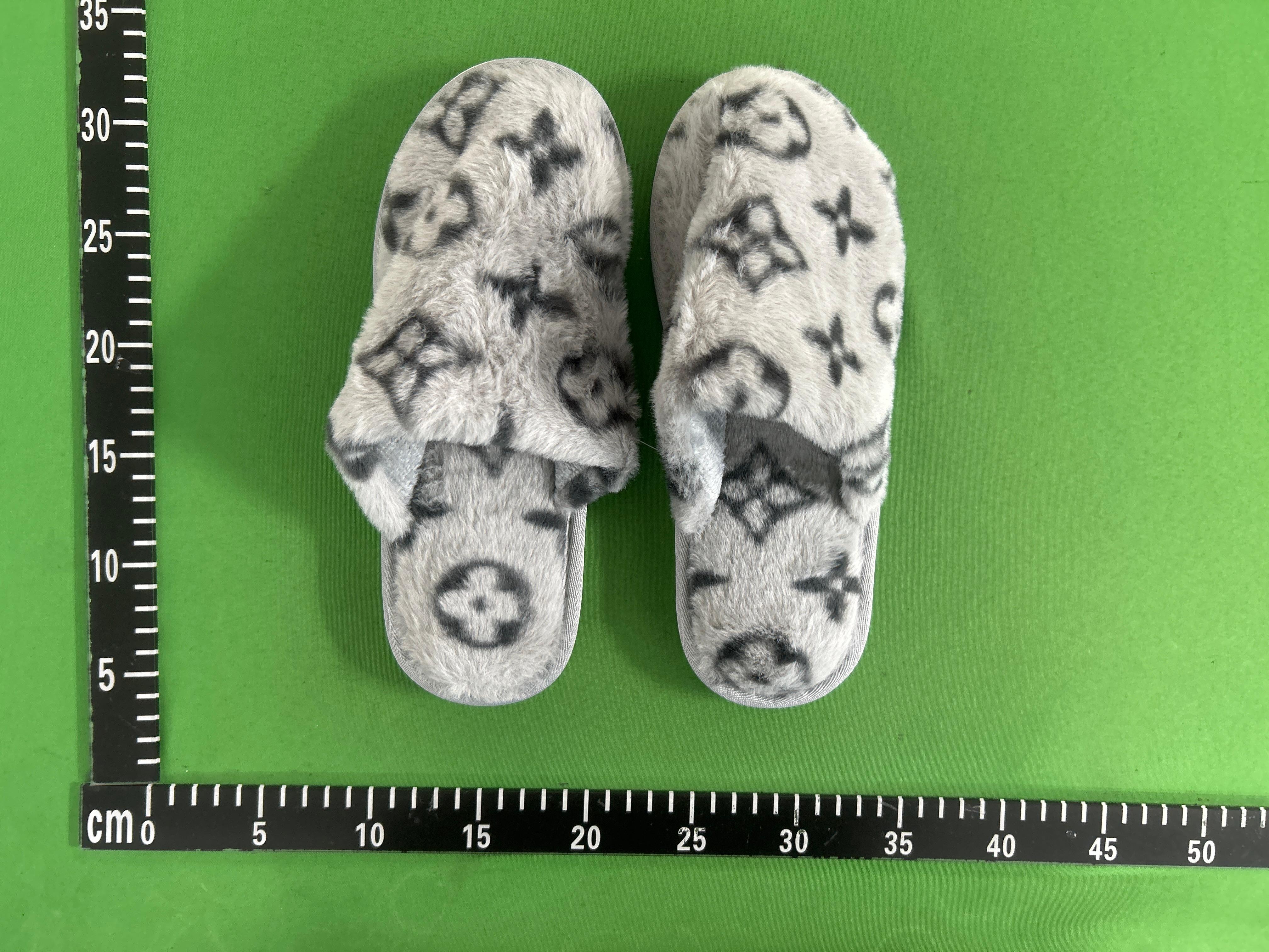 Foto QC 8 de Other Monogram Slippers Faux Fur Grey