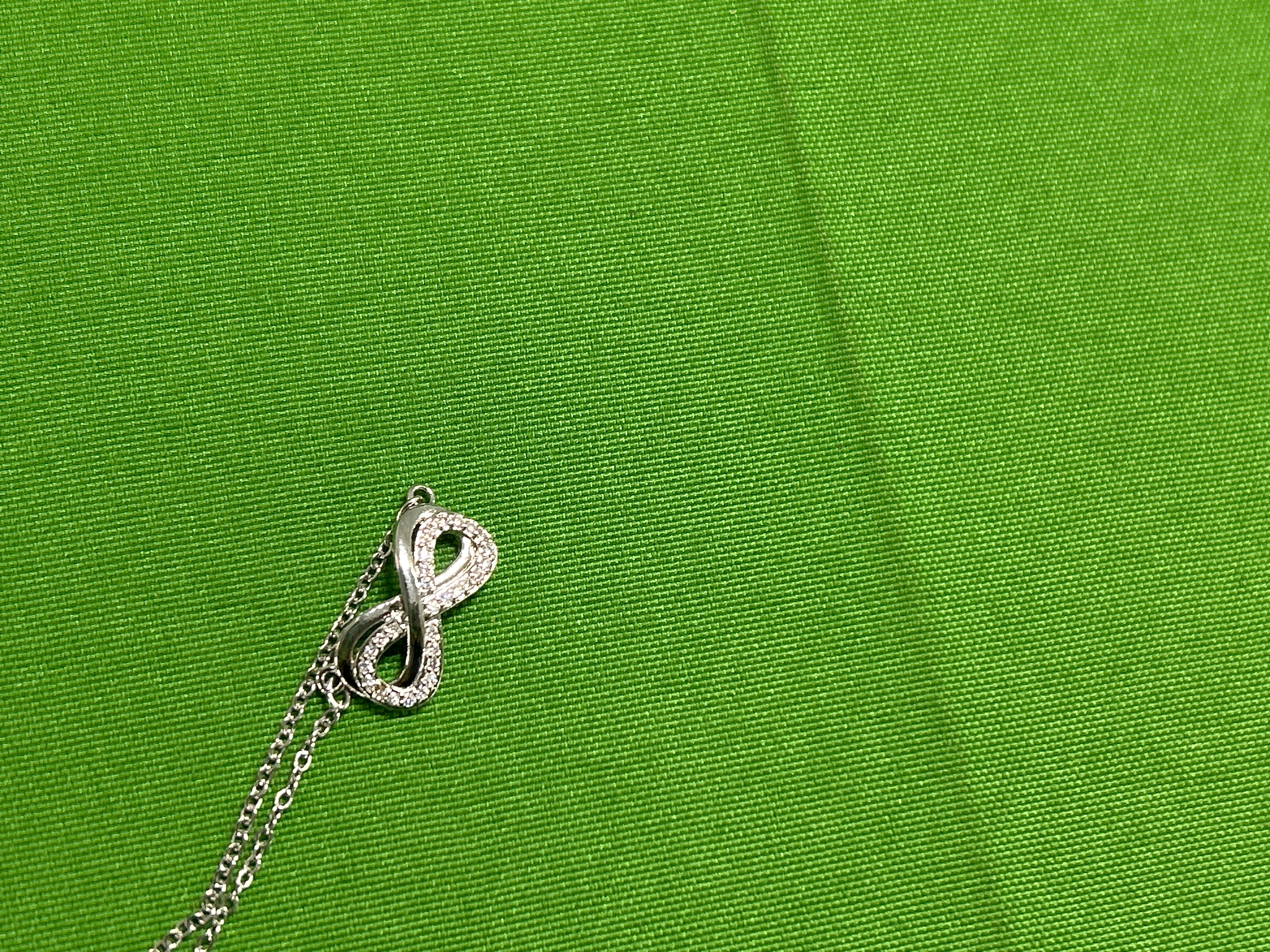 Foto QC 2 de Swarovski Minnie Mouse Necklace Crystal Gold