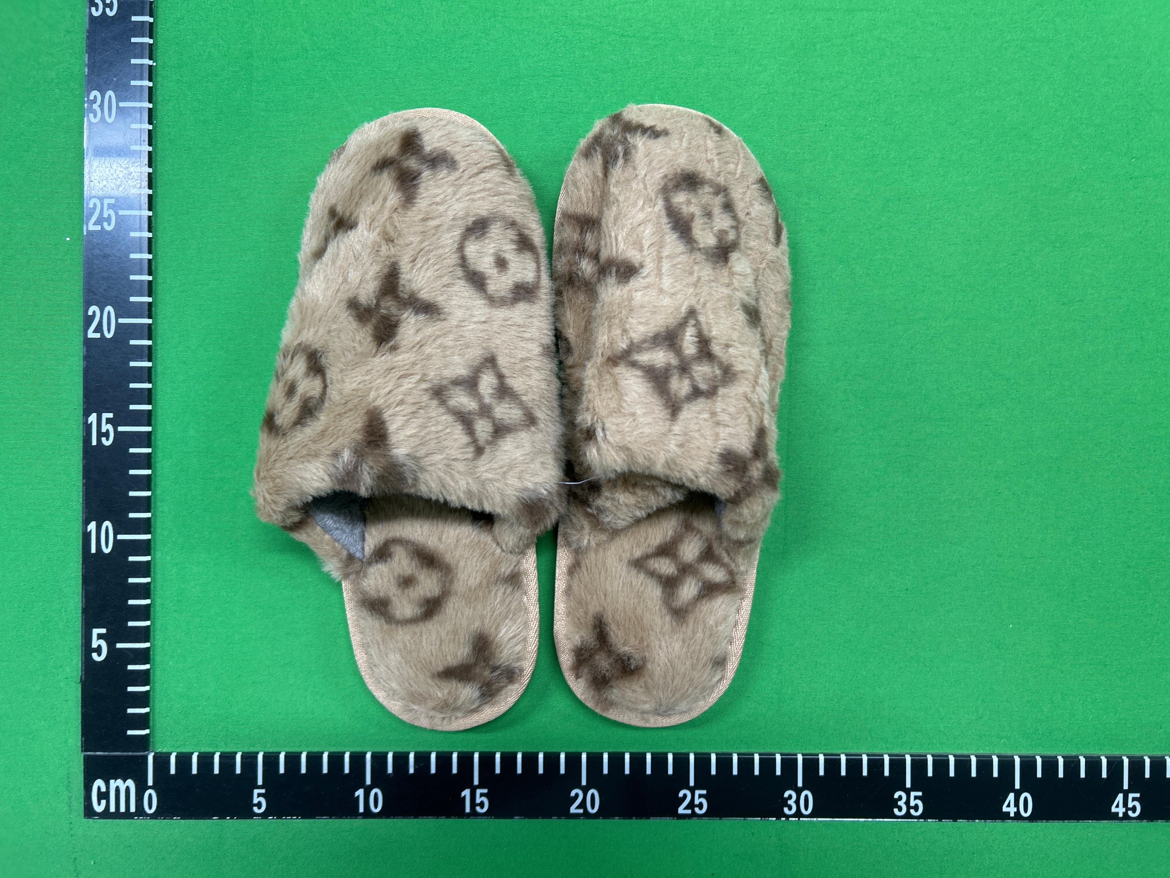 Foto QC 1 de Other Monogram Slippers Faux Fur Grey