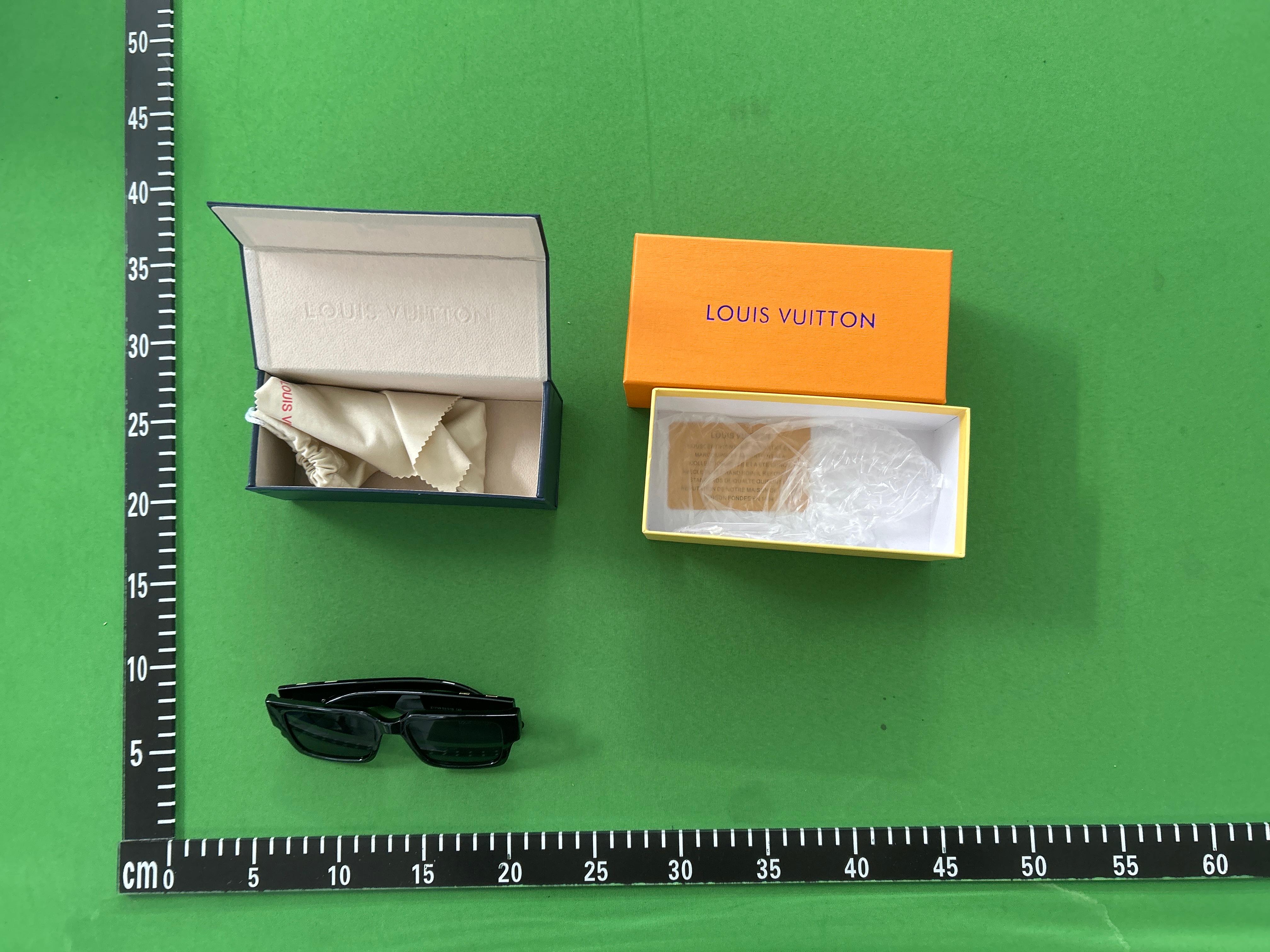 Foto QC 1 de Louis Vuitton LV Link Square-Frame Acetate Sunglasses Black Grey (Z1478E)