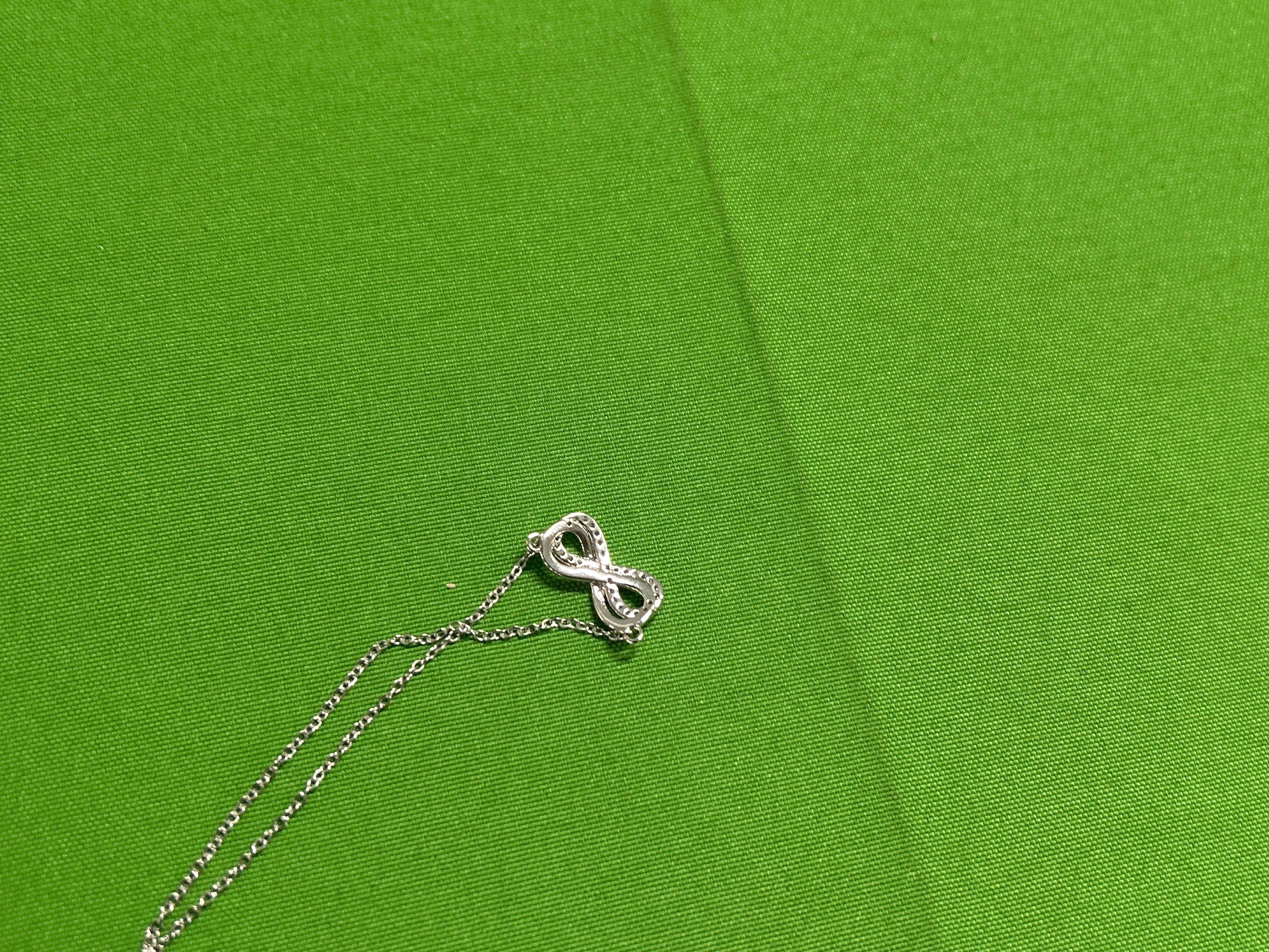 Foto QC 3 de Swarovski Minnie Mouse Necklace Crystal Gold