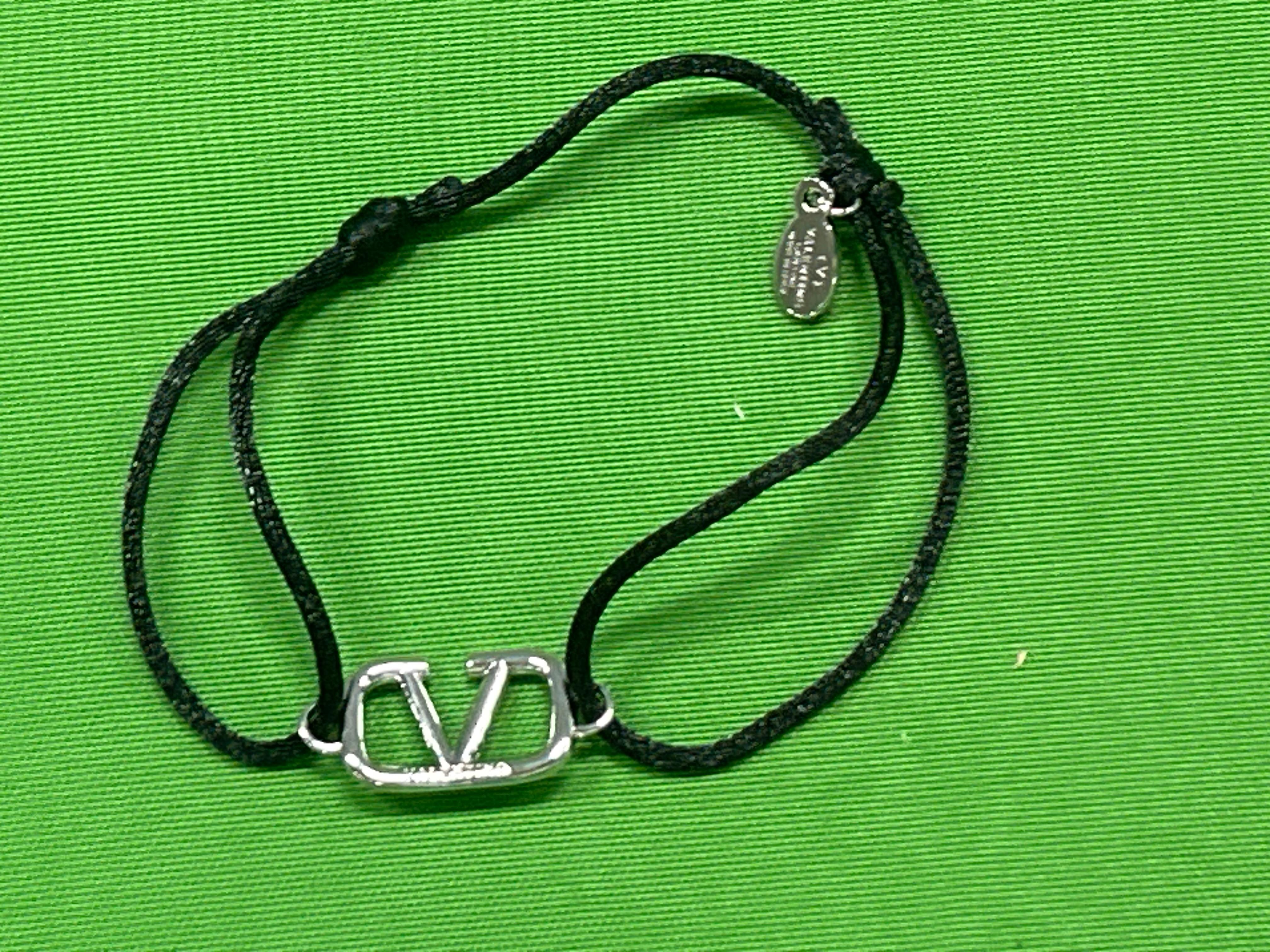 Foto QC 6 de Valentino VLogo Signature Bracelet Cotton and Metal Red