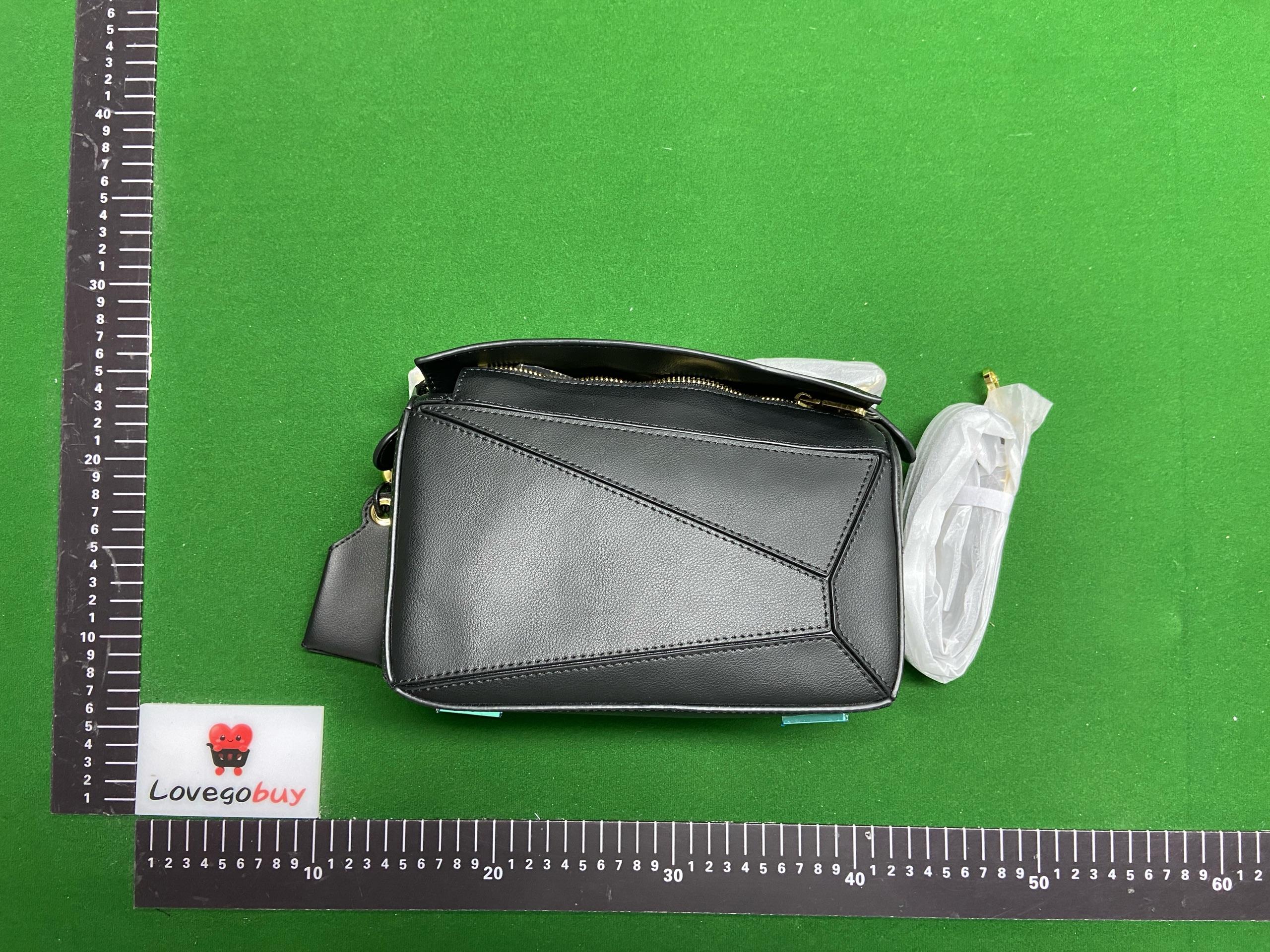 Foto QC 2 de Loewe Puzzle Edge Small Black Calfskin