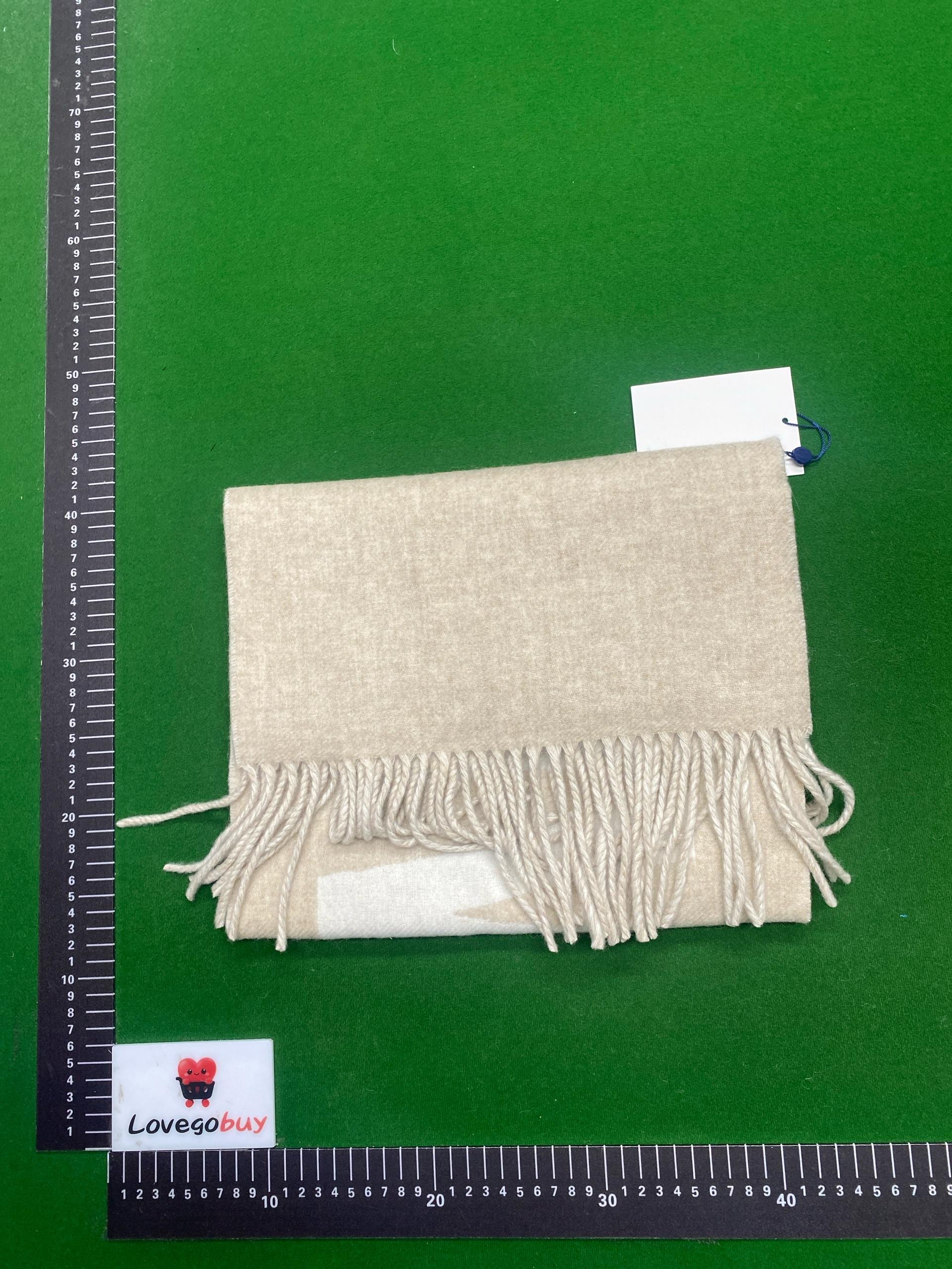 Foto QC 1 de Jacquemus Logo Scarf Beige