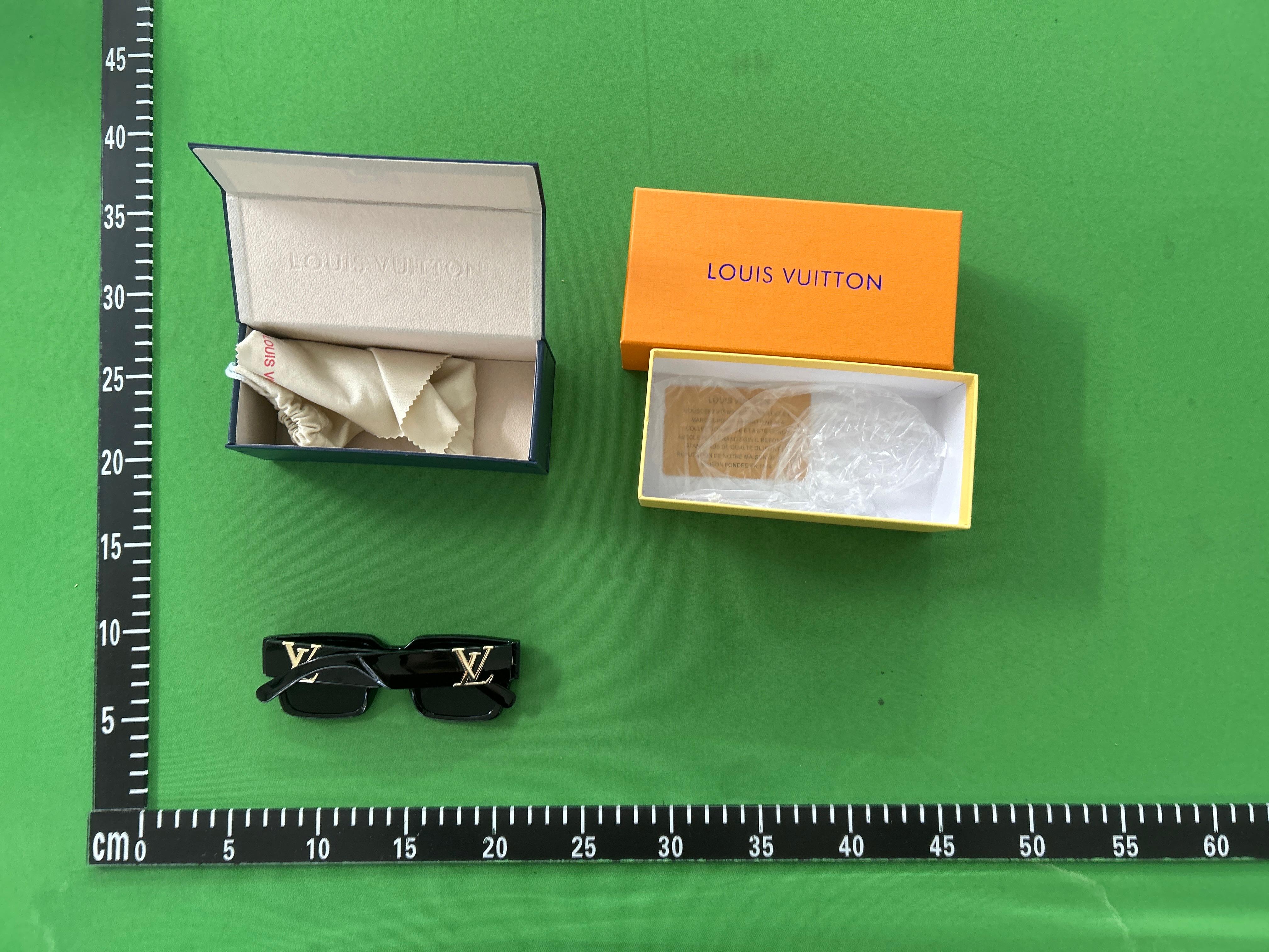 Foto QC 2 de Louis Vuitton LV Link Square-Frame Acetate Sunglasses Black Grey (Z1478E)