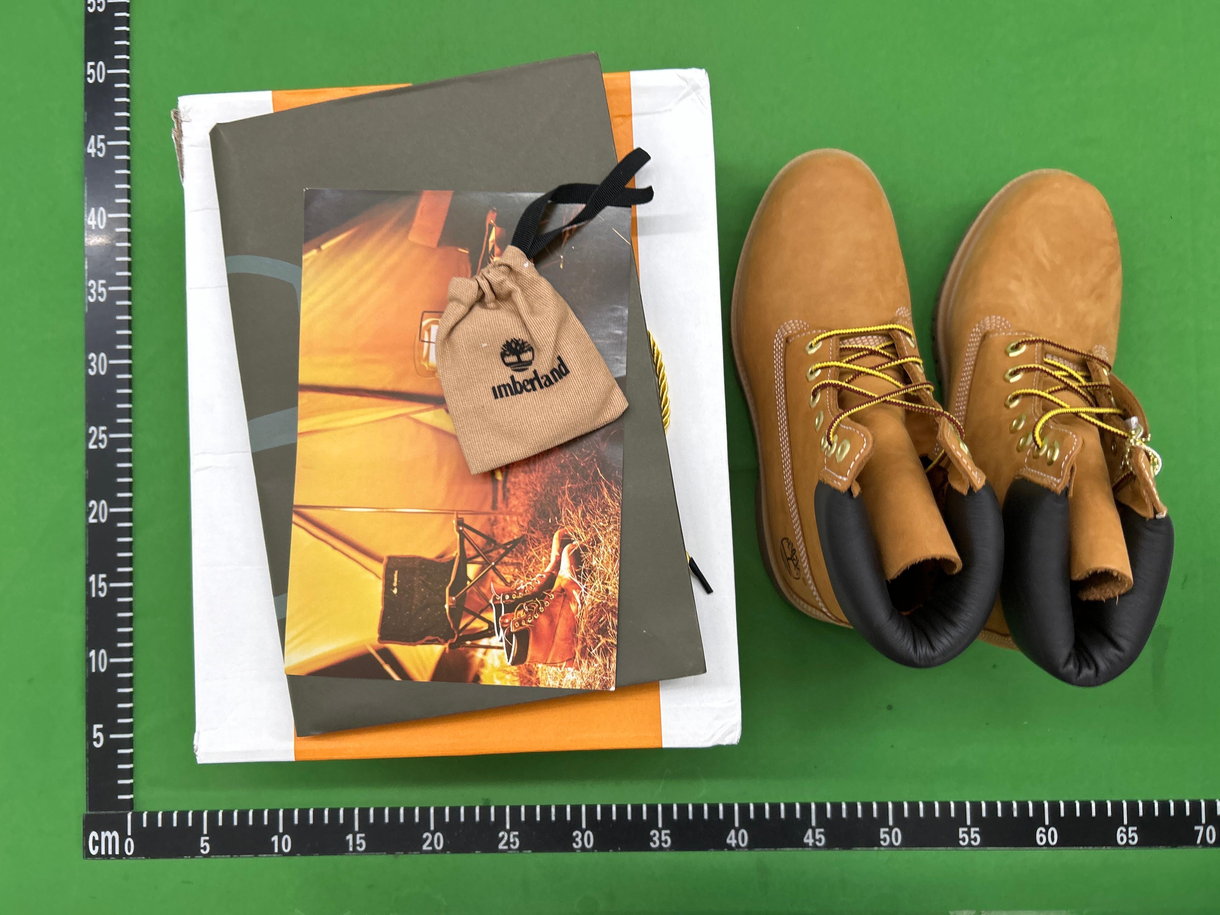 Foto QC 3 de Louis Vuitton x Timberland 6-In Ankle Boot Nubuck Black Embossed Monogram 1AD73H